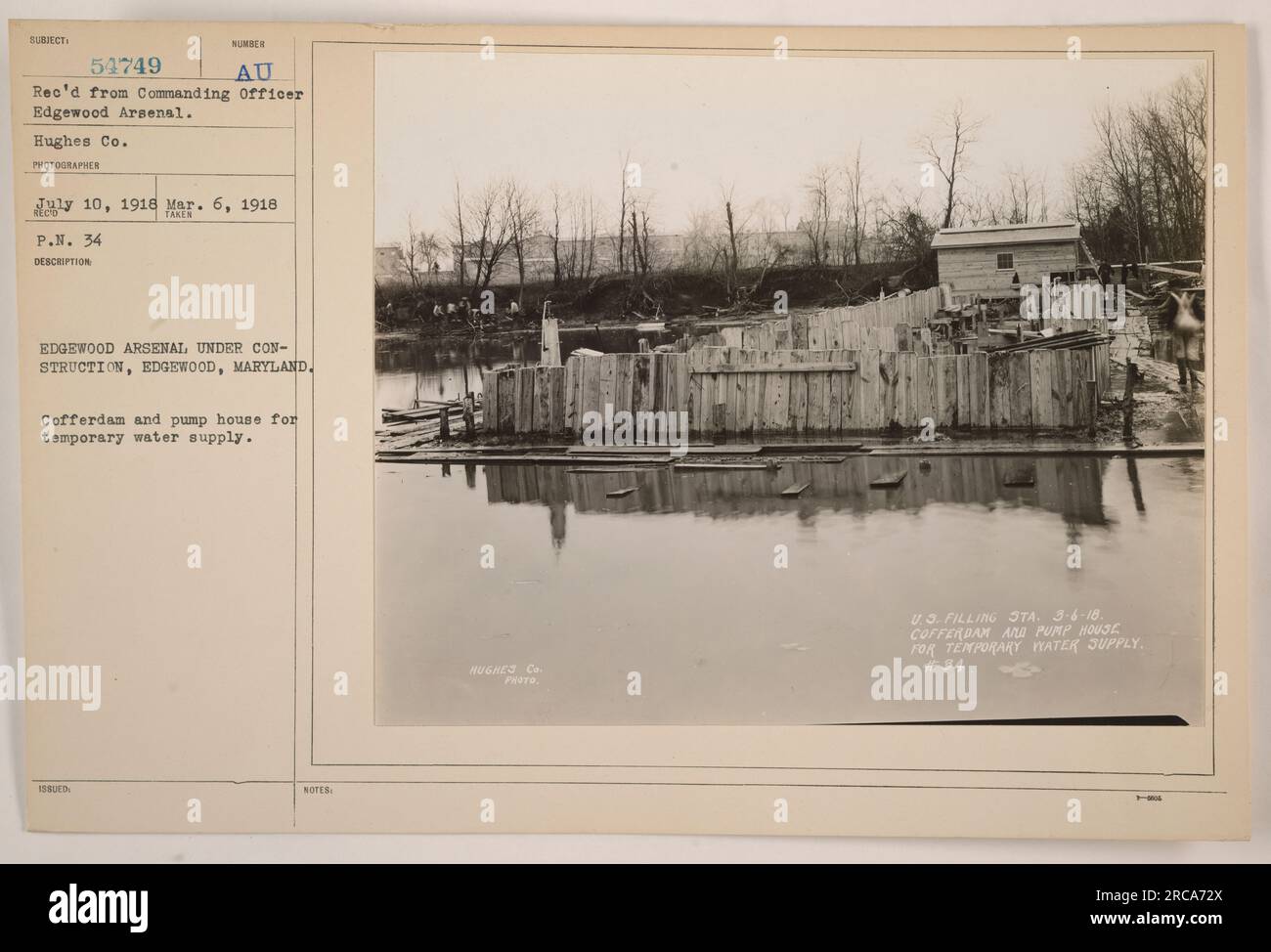 Costruzione dell'Edgewood Arsenal a Edgewood, Maryland. Questa foto mostra una bara e una casa pompe in costruzione per una fornitura temporanea di acqua. Presa da Hughes Co. Il 6 marzo 1918. Originariamente ricevuto dall'ufficiale comandante dell'Arsenale di Edgewood. Parte delle fotografie della collezione di attività militari americane durante la prima guerra mondiale Foto Stock