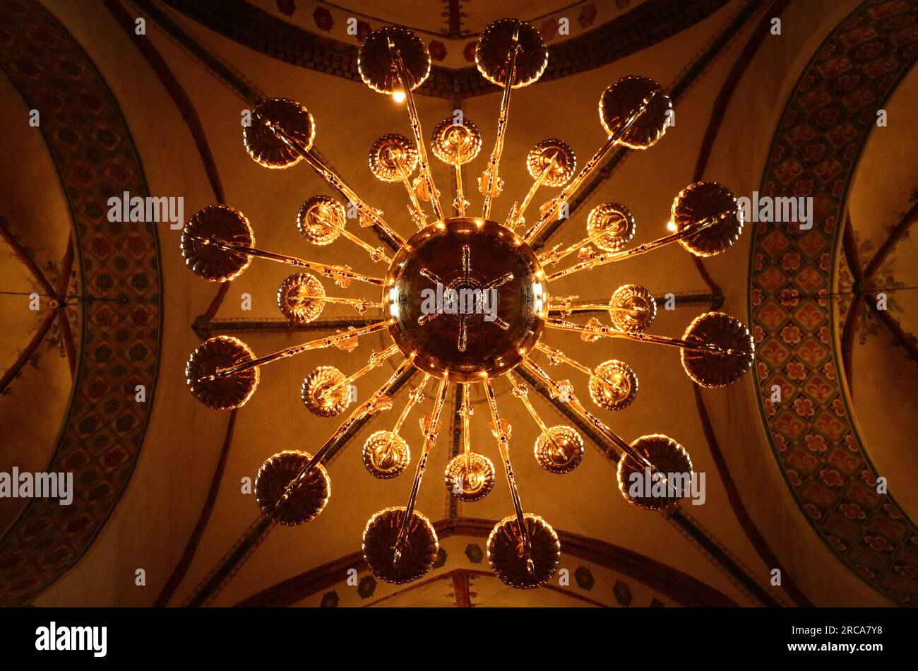 lampadario in un'antica cattedrale storica Foto Stock