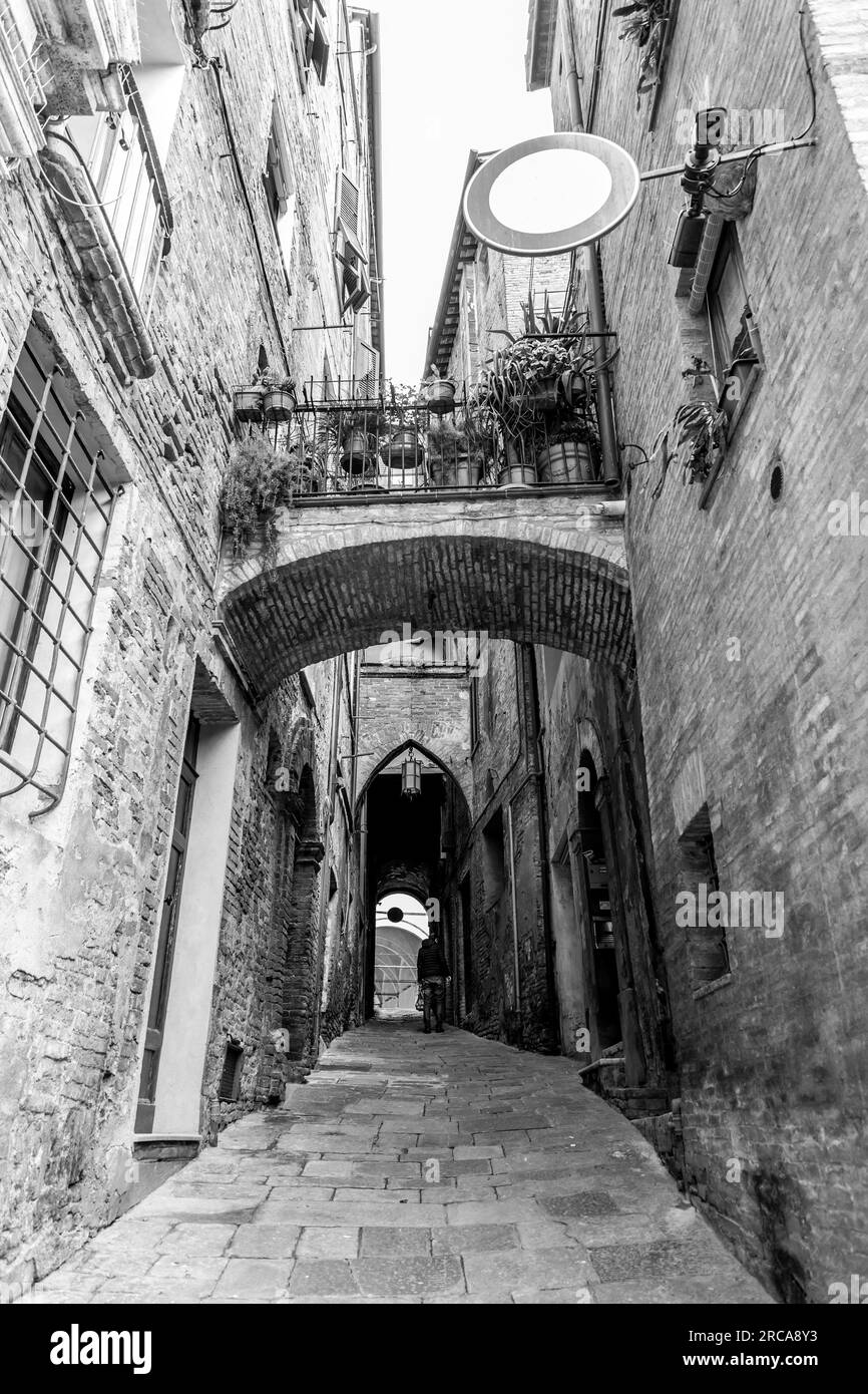 Siena, Italia - Apr 7, 2022: Architettura generica e vista sulla strada dalla storica città italiana di Siena in Toscana. Foto Stock