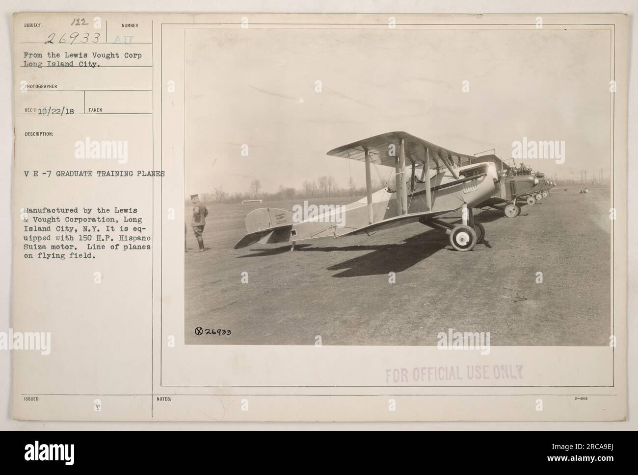 Una linea di aerei da addestramento per laureati VE-7, prodotti dalla Lewis & Vought Corporation a Long Island City, NY, sono visti su un campo di volo. Questi aerei sono equipaggiati con un H.P. 150 Motore Hispano Suiza. Questa fotografia, etichettata 111-SC-26933, è stata scattata da un fotografo della Lewis Vought Corp. Il 22 ottobre 1918, come parte della descrizione Med 10/22/18 presa. L'immagine è contrassegnata come SOLO PER USO UFFICIALE ed è stata rilasciata come 826933. Foto Stock