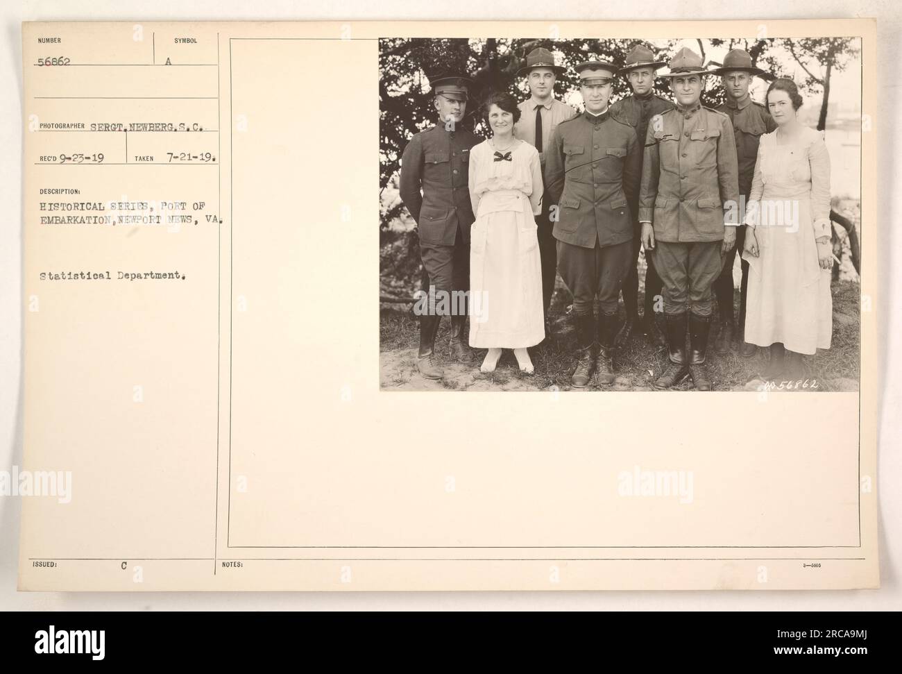 Un gruppo di soldati e personale militare è visto salire a bordo di una nave al porto di imbarco a Newport News, Virginia. La fotografia è stata scattata il 21 luglio 1919, come parte di una serie storica che documenta le attività militari americane durante la prima guerra mondiale L'immagine è numerata 56862 ed è stata catturata dal sergente Newberg, S.C. Foto Stock