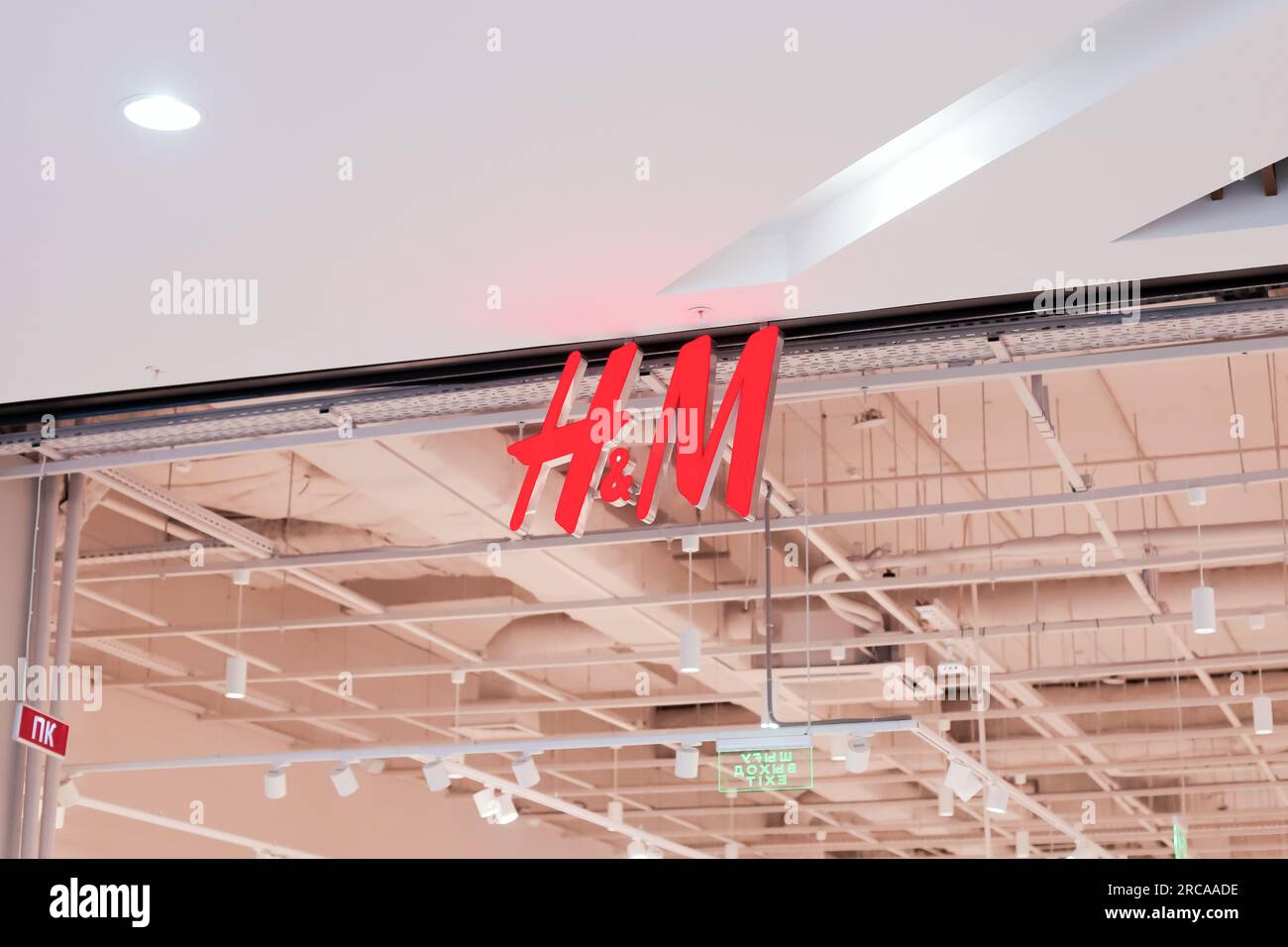 Logo di Hennes e Mauritz, hm, H e M sul soffitto. Pavlodar, Kazakistan - 12.28.2022 Foto Stock