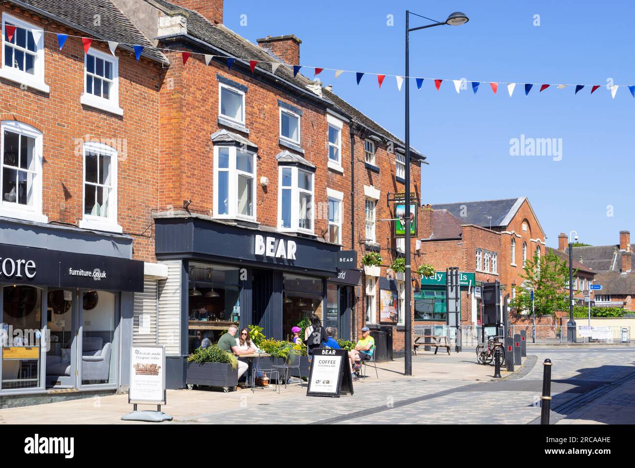 Uttoxeter High Street BEAR Coffee Shop Uttoxeter Town Center East Staffordshire West Midlands Inghilterra Regno Unito GB Europa Foto Stock