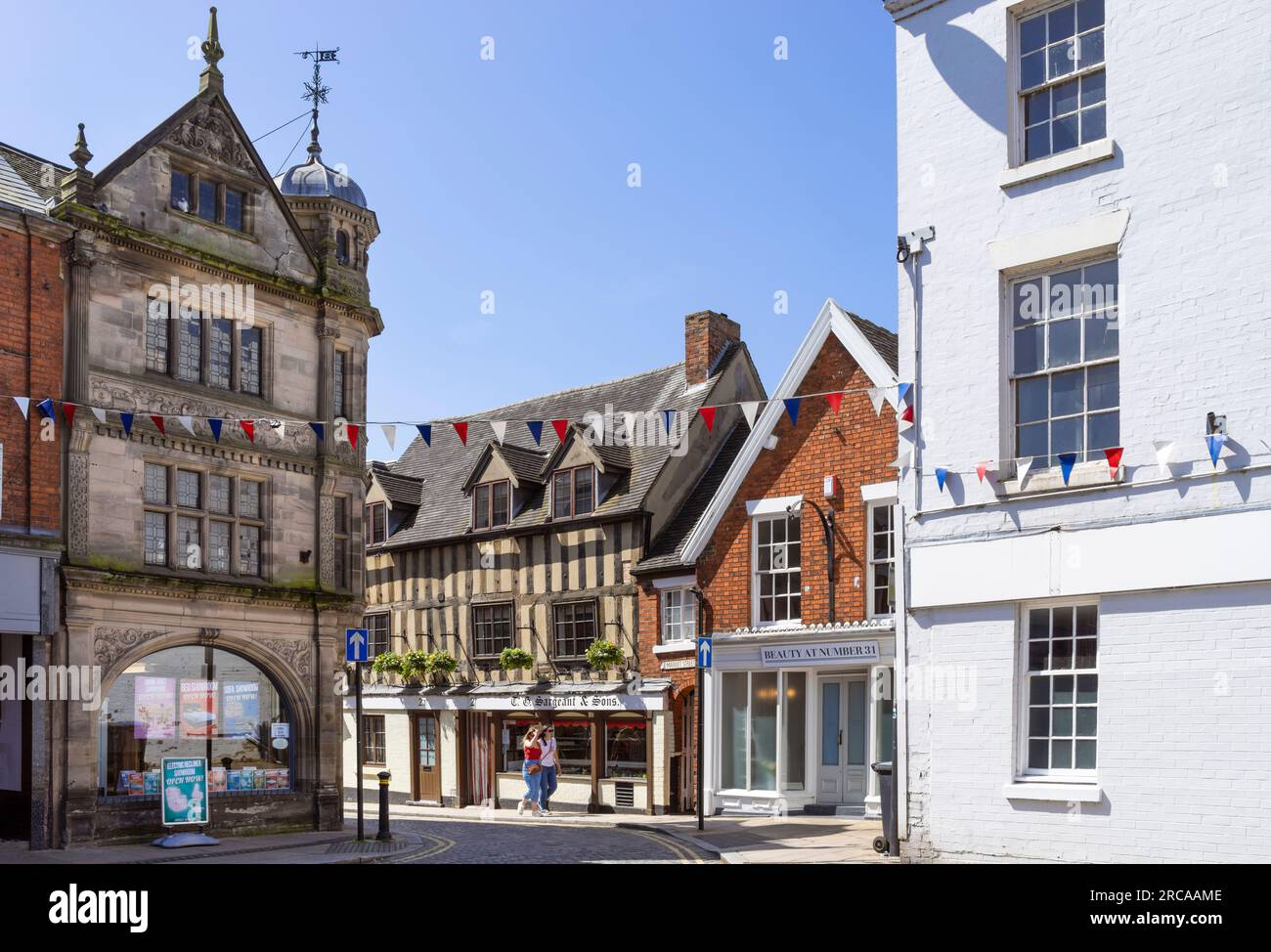 Uttoxeter Market Place in Market Street, vecchi edifici storici, centro città di Uttoxeter, East Staffordshire West Midlands, Inghilterra, Regno Unito, Europa Foto Stock
