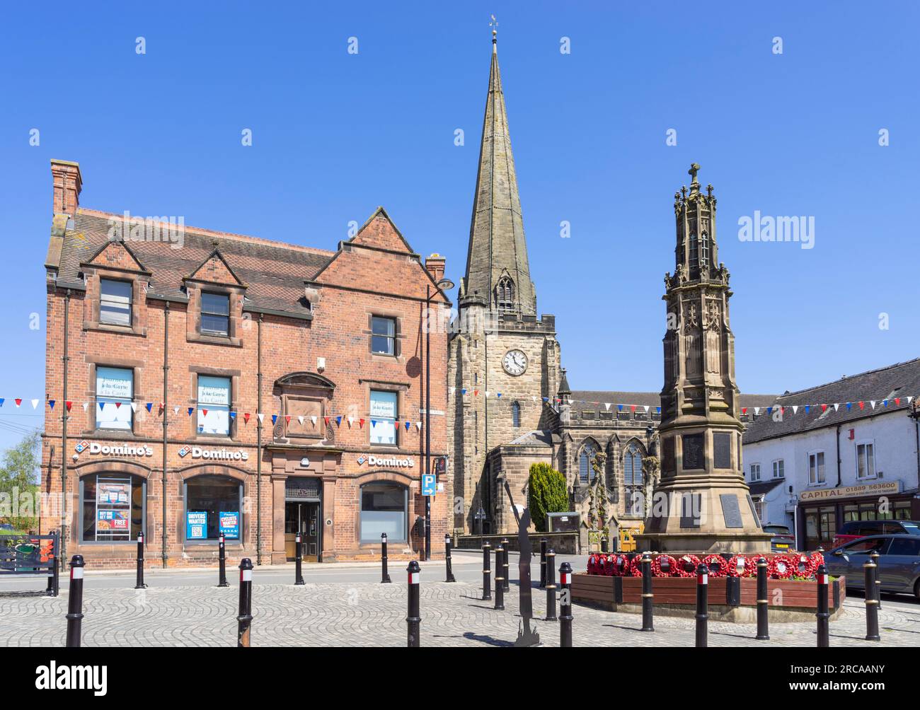 Uttoxeter War Memorial e St Mary the Virgin Parish Church Bridge Street Uttoxeter Town centre East Staffordshire West Midlands Inghilterra Regno Unito Europa Foto Stock