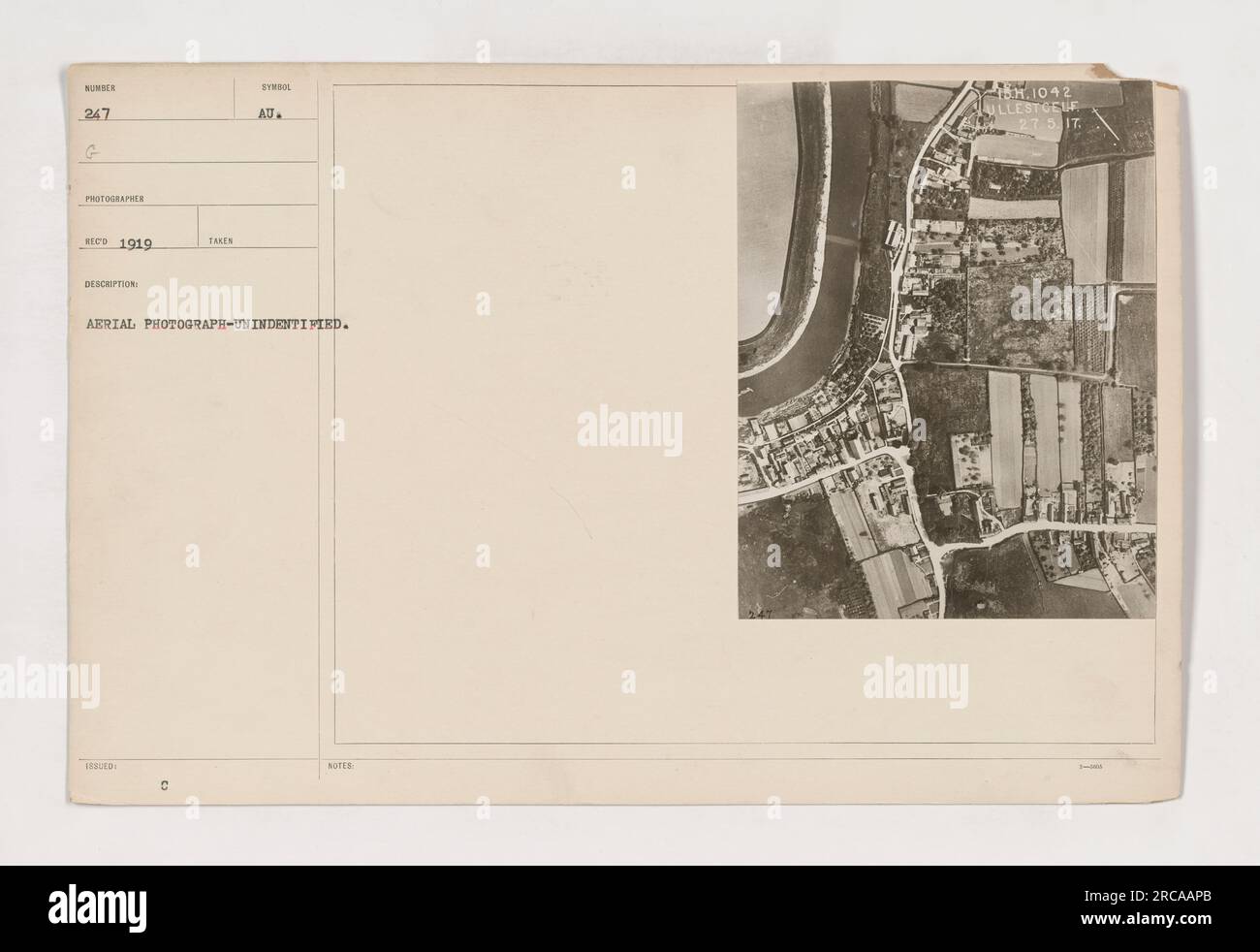 Fotografia aerea scattata nel 1919, posizione non identificata. Rilasciata dalla fotografia Synol Abrial, l'immagine presenta una vista dall'alto di un'area non identificata. La fotografia include il numero di codice "111-SC-247" e "NUMEN 247 G FOTOGRAFO ECO 1919" sul retro. Foto Stock