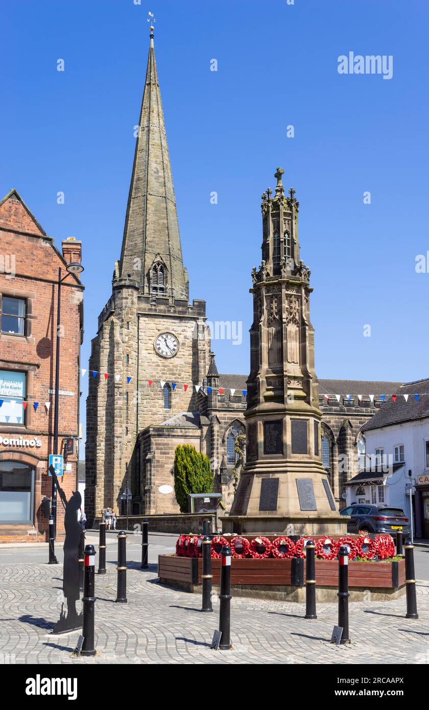 Uttoxeter War Memorial e St Mary the Virgin Parish Church Bridge Street Uttoxeter Town centre East Staffordshire West Midlands Inghilterra Regno Unito Europa Foto Stock