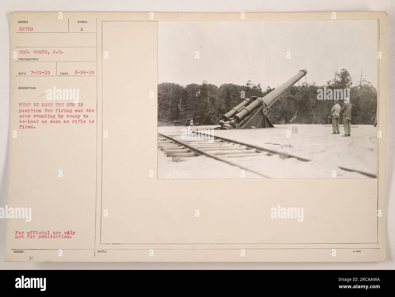 L'equipaggio militare americano si prepara a sparare una pistola durante la prima guerra mondiale, come catturato dal fotografo Sgt. Combs il 24 giugno 1919. L'equipaggio è pronto a ricaricare la pistola subito dopo che è stata sparata. Questa immagine ha il simbolo ufficiale "A" e non è destinata all'uso pubblico. Foto Stock