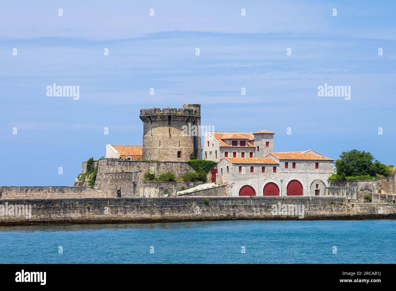 Fort de Socoa, storica fortezza costiera difensiva che protegge la baia di Saint-Jean-de-Luz e il porto, con una torre circolare. Ciboure, Francia Foto Stock