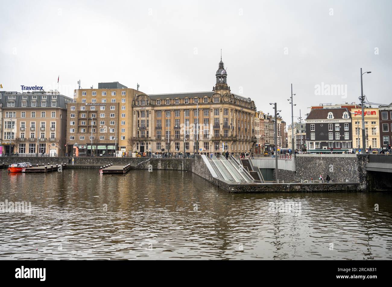 Vista lungo il fiume ad Amsterdam, Paesi Bassi Foto Stock