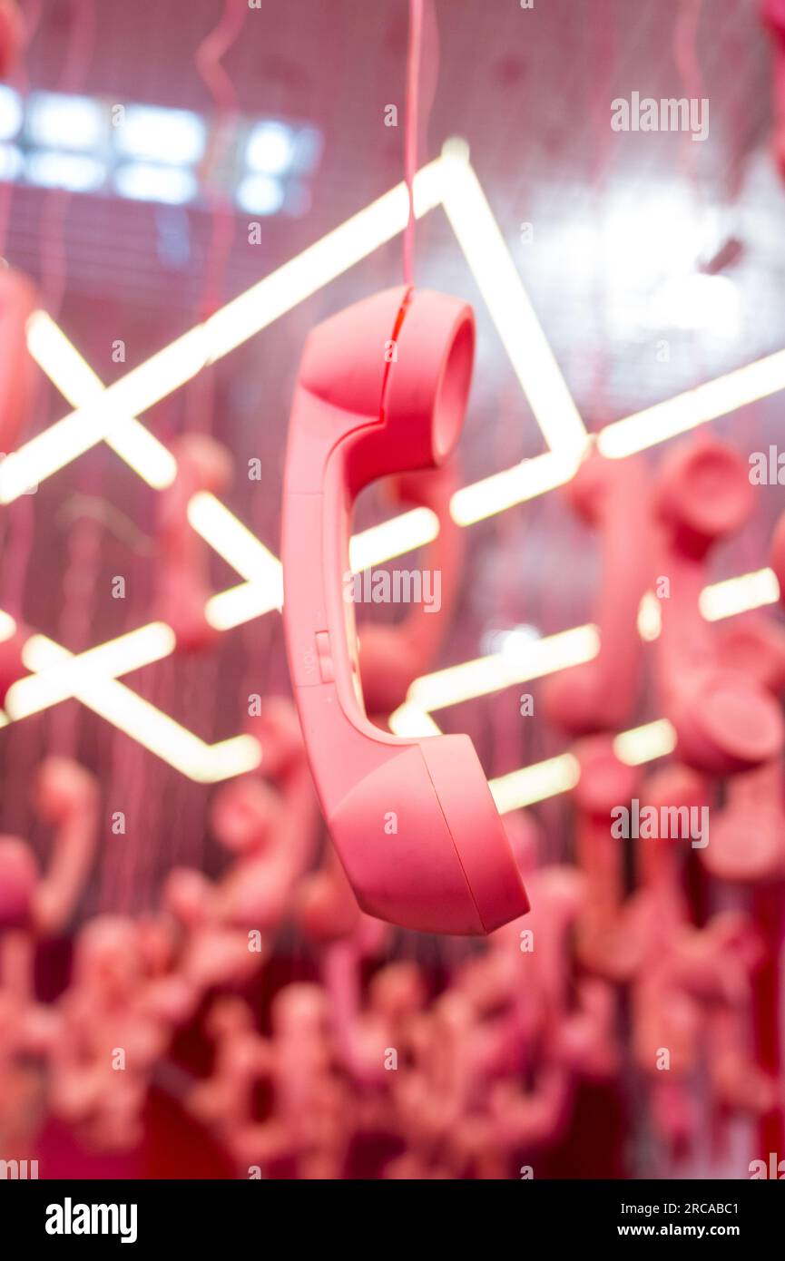 Un telefono rosa appeso al soffitto, WONDR Experience, Amsterdam, Paesi Bassi Foto Stock