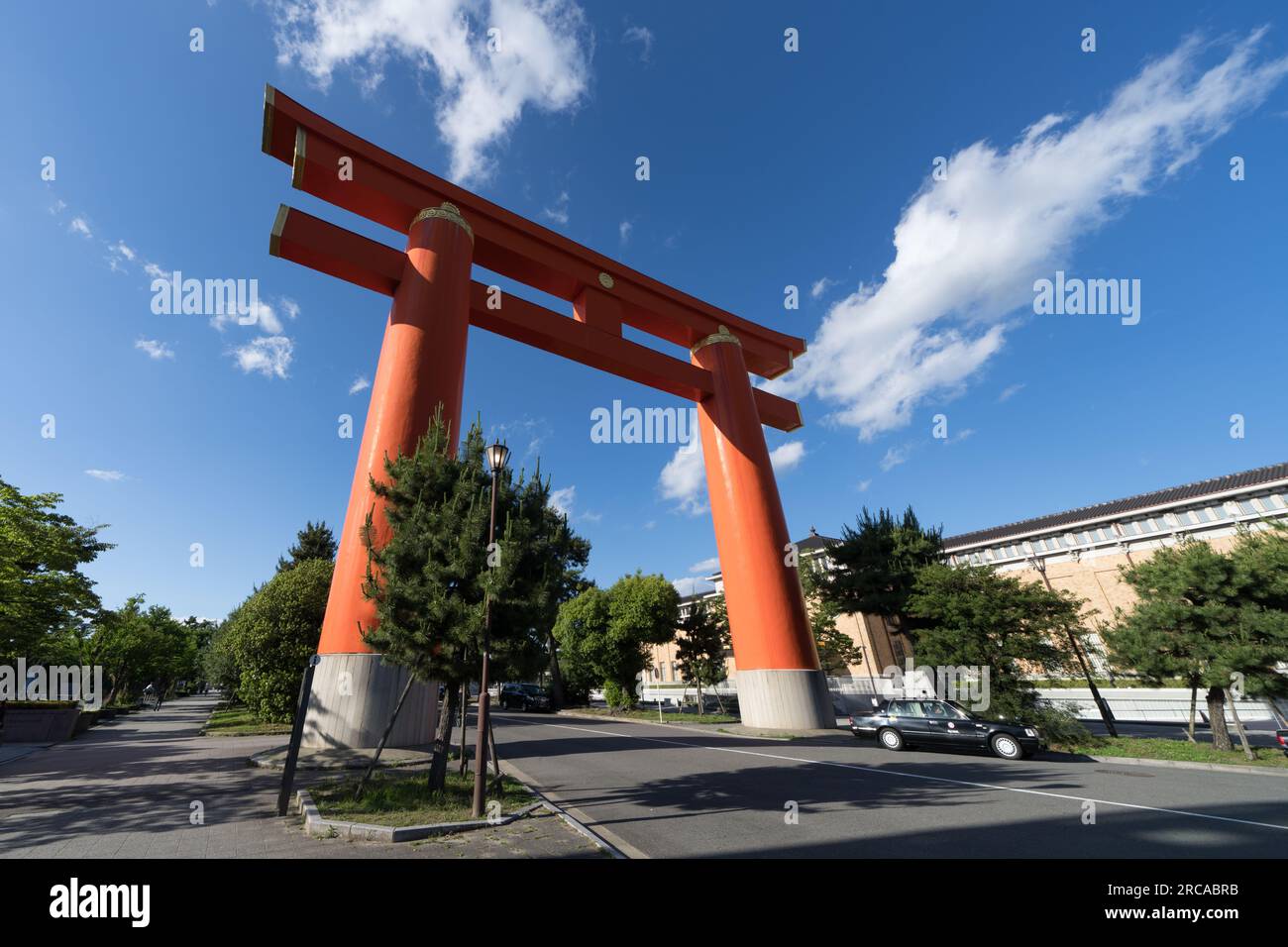 Grande porta torii giapponese dello shintoismo religioso shintoista Heian Jingu o santuario buddista visto a Kyoto in Giappone in una vacanza di lusso da turista Foto Stock