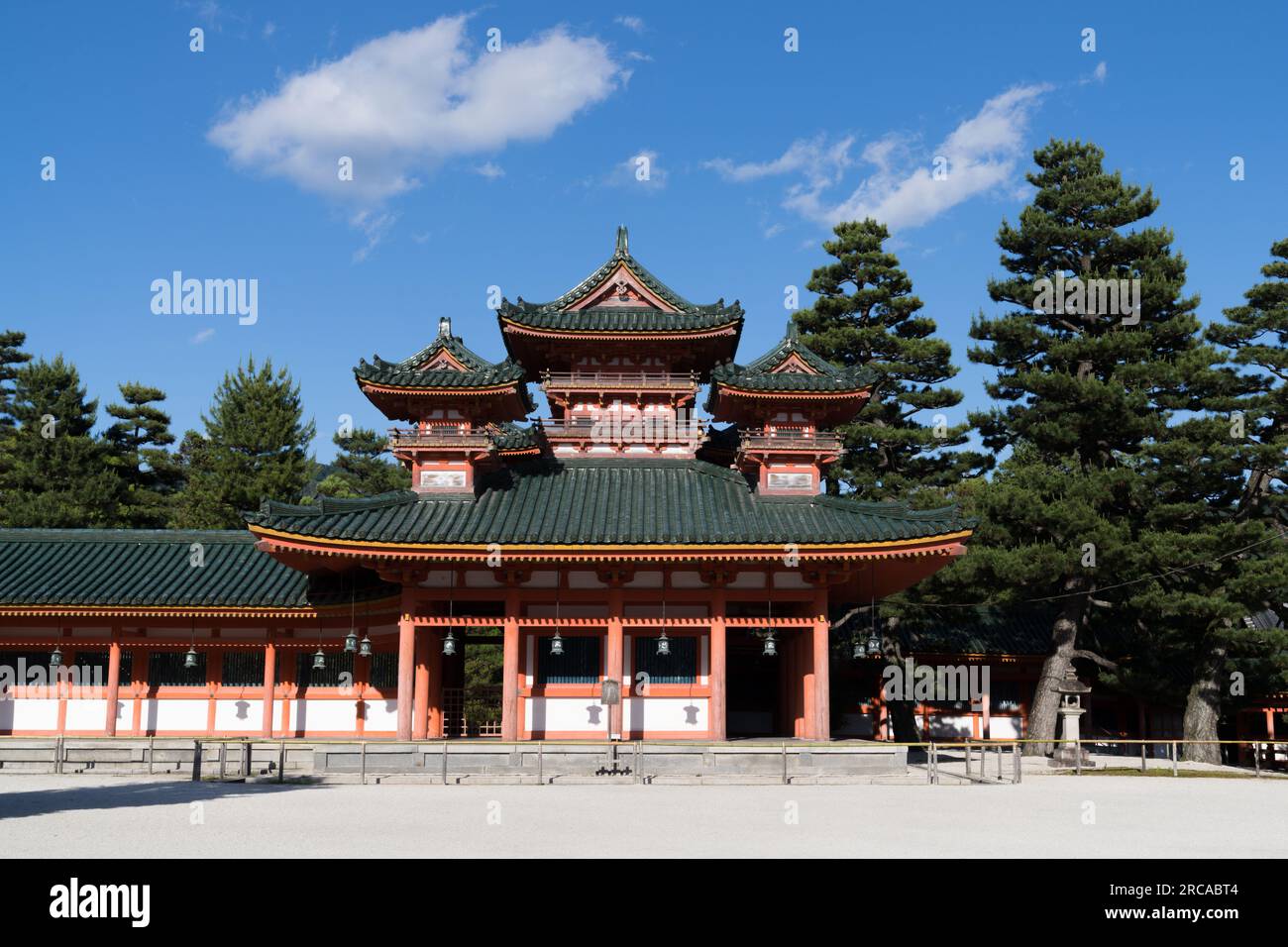 Tradizionale edificio simbolo del tempio presso lo shinto Heian Jingu o santuario religioso buddista visto a Kyoto in Giappone in una vacanza di lusso da turista Foto Stock