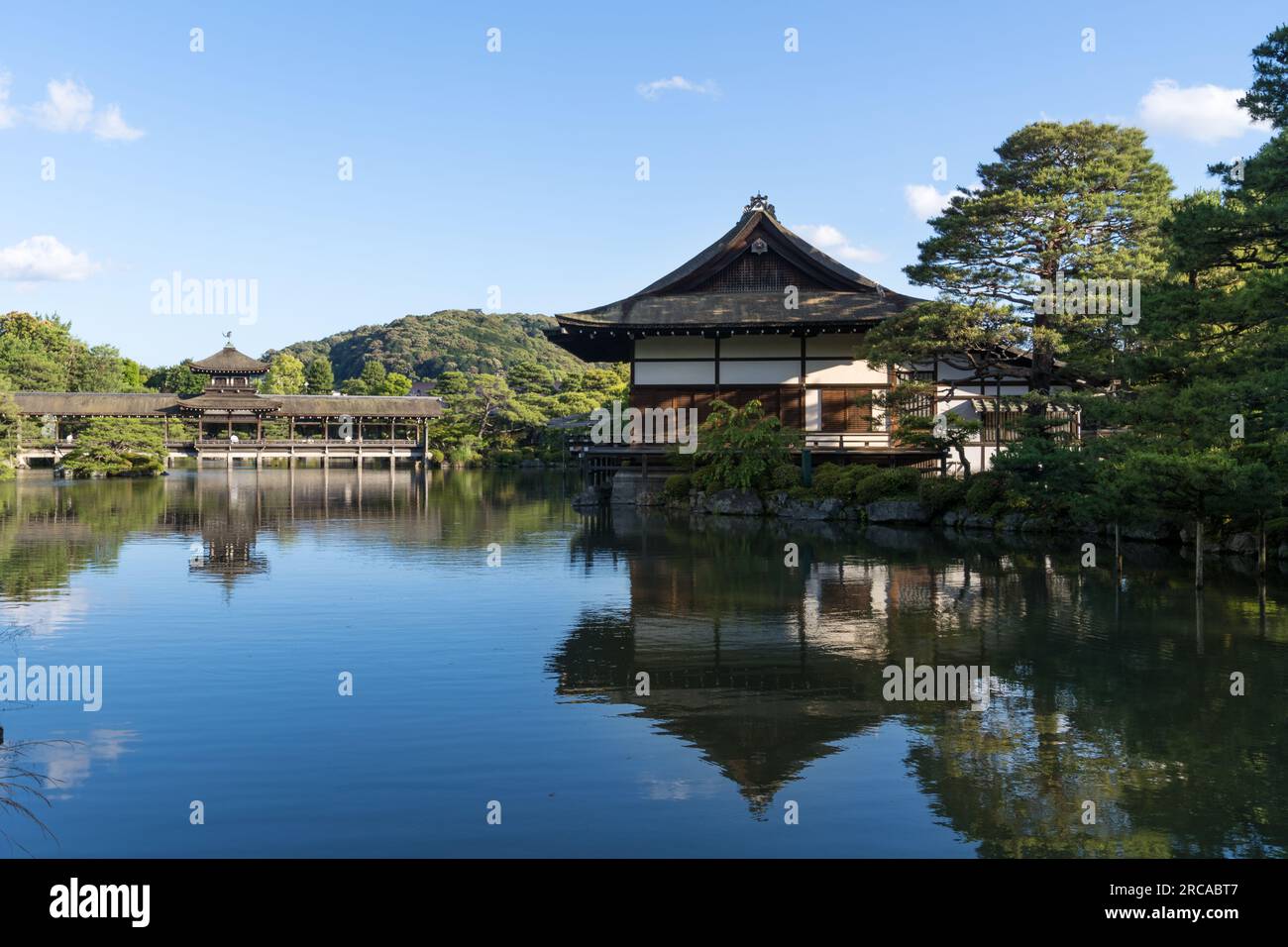 Giardino giapponese stagno di Seiho-ike ad est giardino di Shin-en del tempio di Heian-jingu santuario religioso a Kyoto in Giappone visto in una vacanza di lusso come un turista Foto Stock