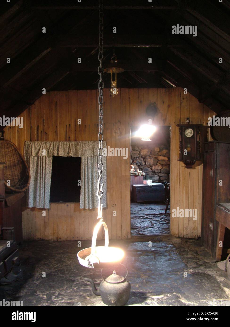 Blackhouse, Arnol, Bragar, Isola di Lewis, tetti di paglia con paglia di cereali su erba sintetica e spesse pareti rivestite di pietra con nucleo di terra. Legno del tetto Foto Stock