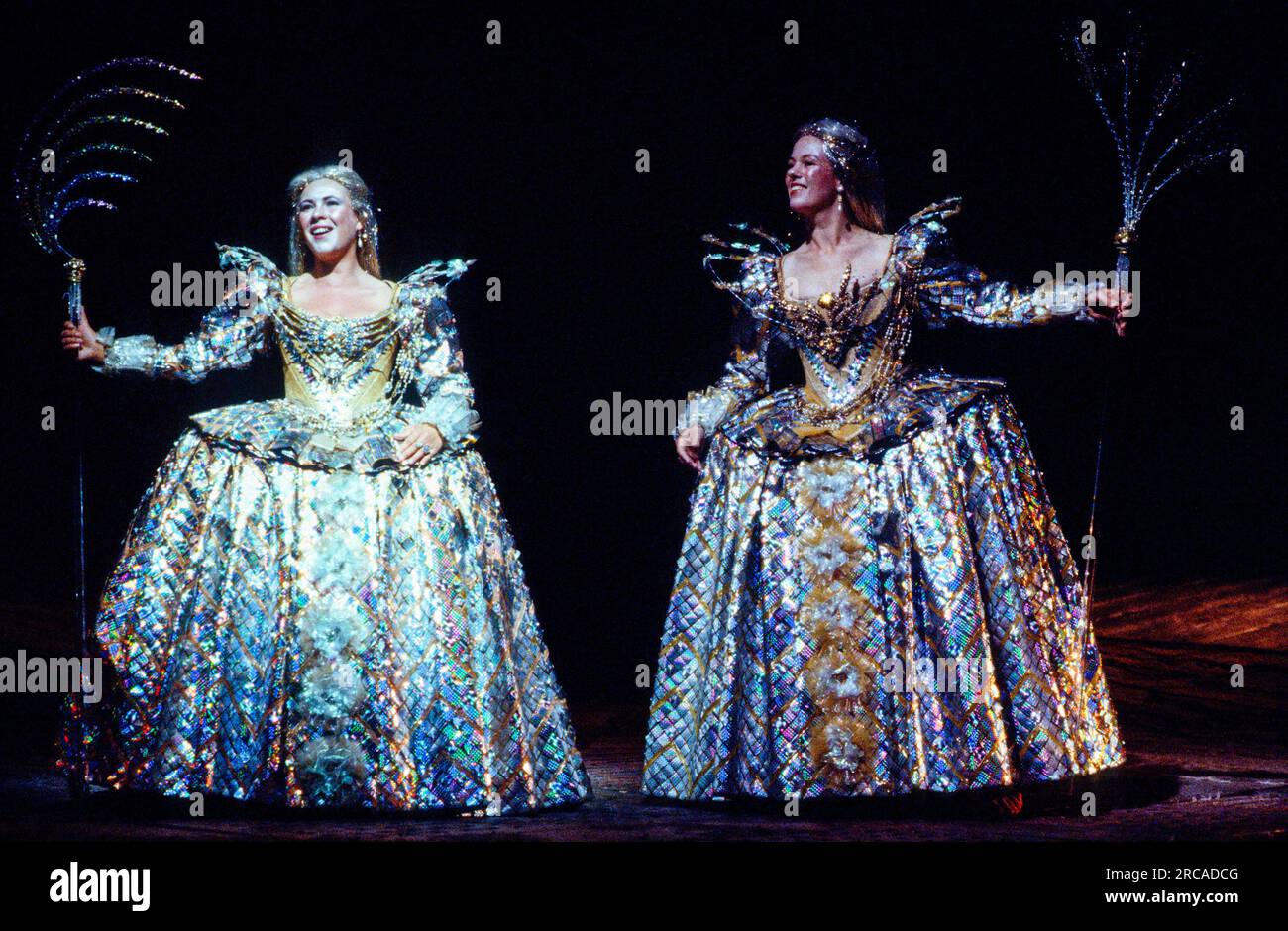 l-r: Angela Kazimierczuk (Iris), Christine Botes (Cerere) in THE TEMPEST di Shakespeare alla Royal Shakespeare Company (RSC), Royal Shakespeare Theatre, Stratford-upon-Avon, Inghilterra 05/08/1982 Barbican Theatre, Londra EC2 07/09/1983 musica: Stephen Oliver design: Maria Bjornson illuminazione: Richard Riddell coreografia: David Toguri direttore: Ron Daniels Foto Stock