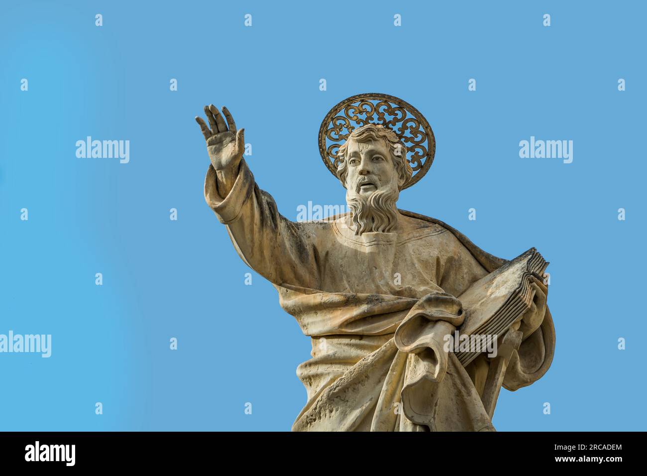 Statua di San Paolo Apostolo contro il cielo, Siggiewi, Malta. Foto Stock