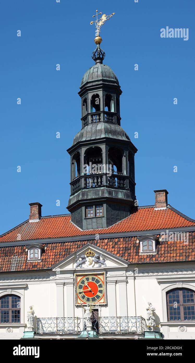 Un carillon è installato in una torre ottagonale. Questa torre è costruita con abat-son per riflettere il suono. Fa parte del vecchio municipio di Lueneb Foto Stock