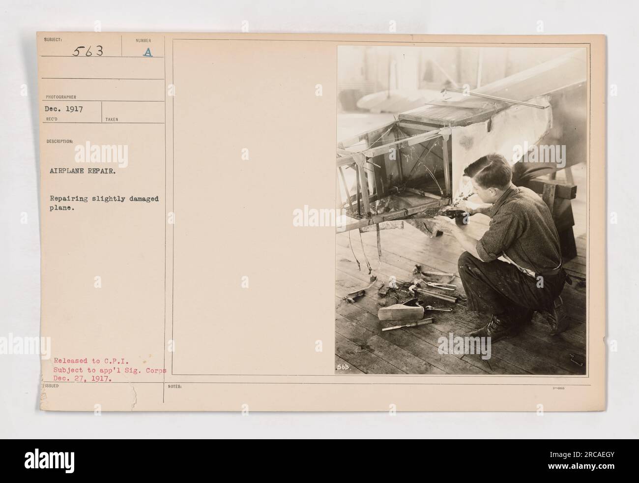 L'immagine mostra i soldati che riparano un aereo leggermente danneggiato durante la prima guerra mondiale. La fotografia, etichettata 111-SC-563, è stata scattata nel dicembre 1917 ed è stata rilasciata dal Signal Corps. L'aereo riparato fu successivamente rilasciato al Central Photographic Institute. Ulteriori informazioni sono disponibili negli archivi. Foto Stock