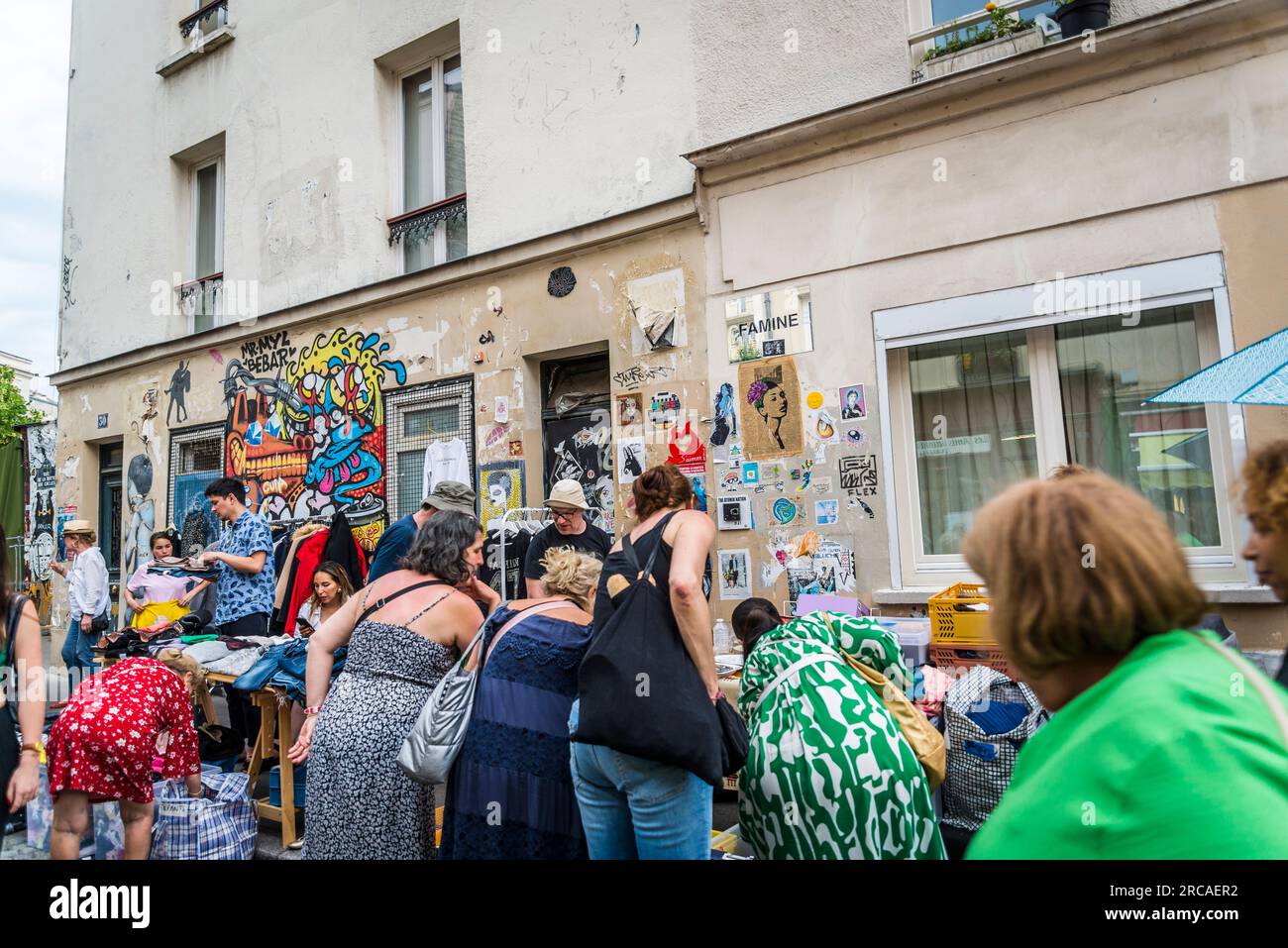 Mercato delle pulci di strada nel popolare tredicesimo arrondissement, Parigi, Francia Foto Stock