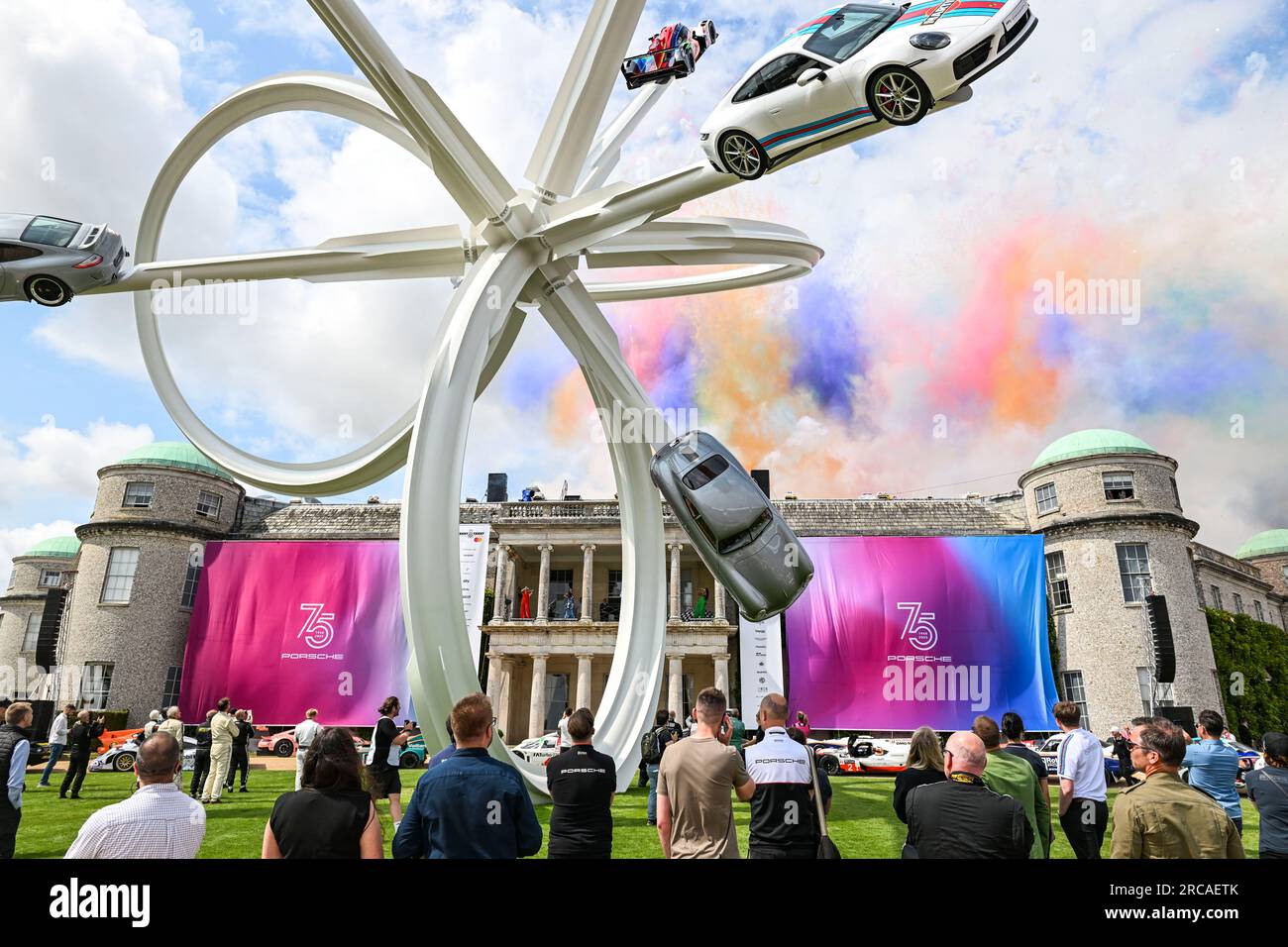 USO EDITORIALE SOLO Una visione della celebrazione di 75 anni di Porsche al Goodwood Festival of Speed alla Goodwood House nel West Sussex. Data foto: Giovedì 13 giugno 2023. Foto Stock