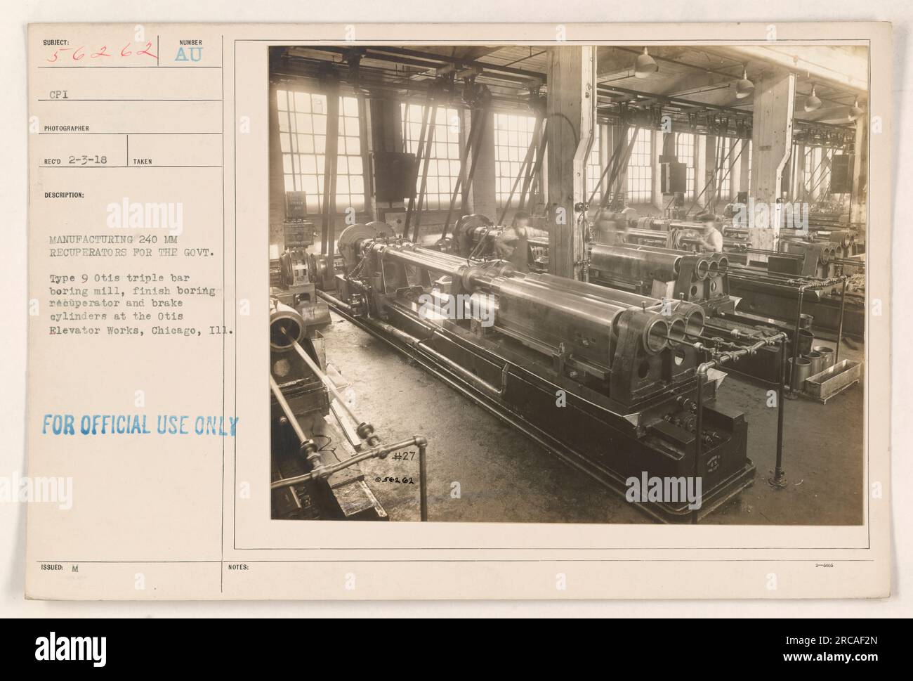 Processo di produzione in corso presso la Otis Elevator Works di Chicago, Illinois. Questa immagine mostra una fresa per alesaggio a tre barre tipo 9 Otis utilizzata per rifinire i recuperatori e i cilindri frenanti per il governo. Il processo fa parte della produzione di recuperatori da 240 mm. Questa fotografia proviene dalla collezione delle attività militari americane durante la prima guerra mondiale. Foto Stock