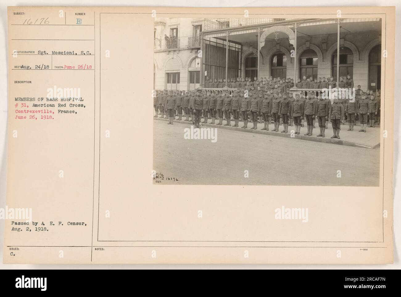 Membri del base Hospital n. 31, Croce Rossa americana, Contrexeville, Francia, nella foto il 26 giugno 1918. Foto scattata dal sergente Moscioni. L'immagine mostra soldati e personale medico in posa fuori dall'ospedale. Questa foto è stata approvata dall'A.E.F. Censor il 2 agosto 1918. Foto Stock