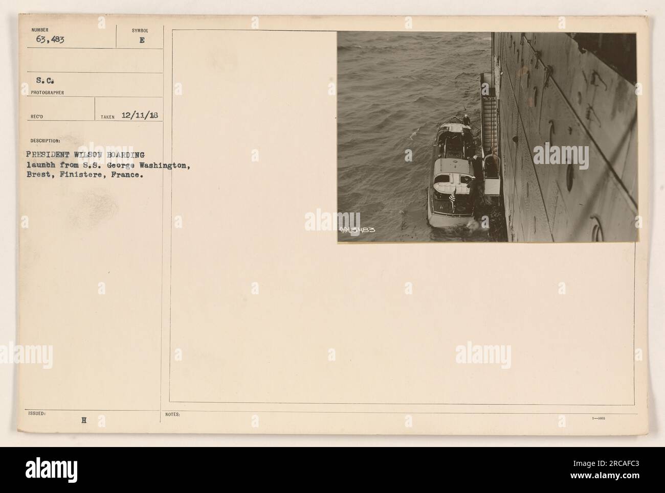Il presidente Wilson si imbarca su un lancio dalla S.S.. George Washington a Brest, Finistere, Francia. La foto è stata scattata l'11 dicembre 1918 dal fotografo Reed. Questa immagine proviene dalla collezione con il numero di identificazione 63.483 S.C., ed è descritta come il presidente Wilson a bordo del lancio. Foto Stock
