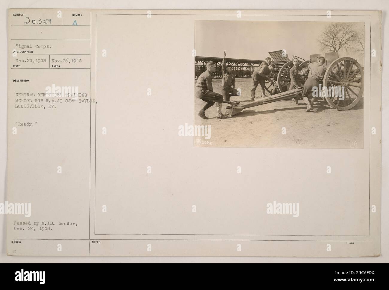 I soldati della Central Officers' Training School a Camp Taylor, Louisville, Kentucky, si stanno formando, pronti per il dispiegamento. La foto è stata scattata il 26 novembre 1918 e ricevuta il 21 dicembre 1918. È stato autorizzato per il rilascio da M.ID. Censor il 24 dicembre 1918. Foto Stock