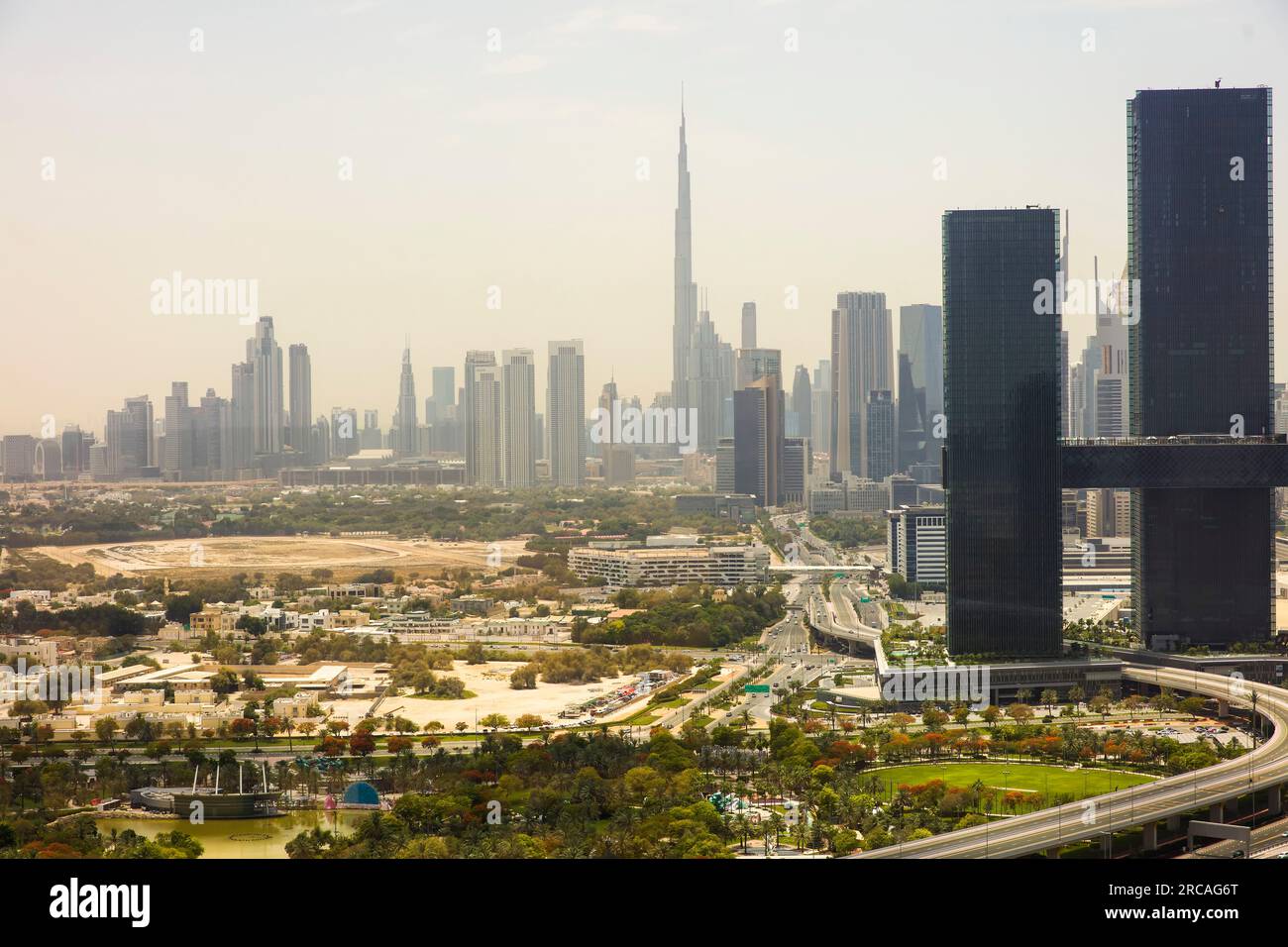 Dubai, lo skyline del Qatar e il paesaggio urbano con l'edificio Burj Khalifa visto dal Dubai Frame Foto Stock