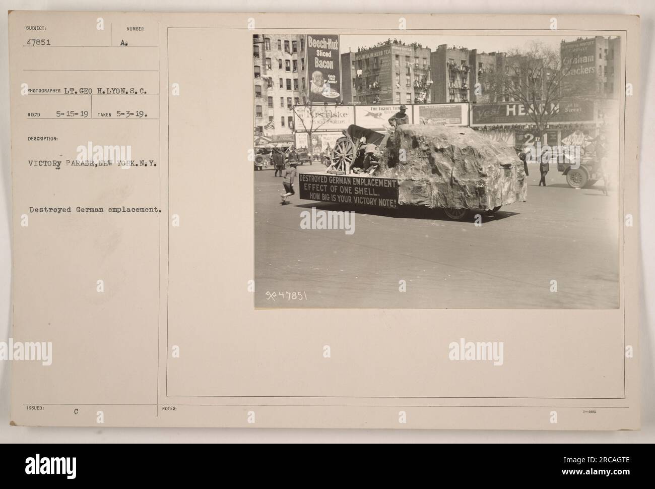 Parade a New York celebra la vittoria nella prima guerra mondiale. La foto mostra una postazione tedesca distrutta. Preso dal tenente George H. Lyon il 3 maggio 1919. La didascalia menziona i prodotti a marchio Kesiske e Lee, nonché una nota sul potere distruttivo di un singolo guscio. ID immagine: 9047851. Foto Stock