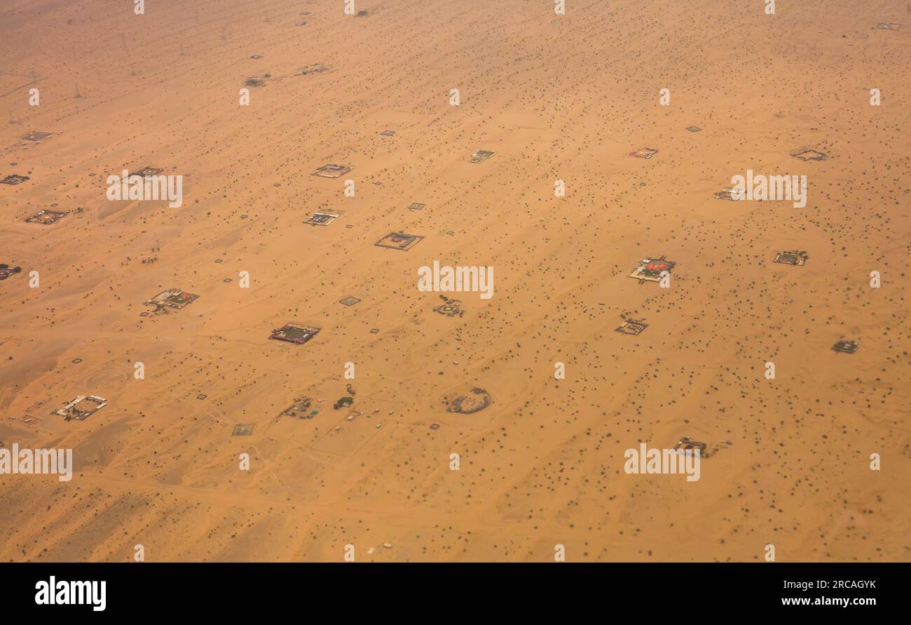 Complessi abitativi nel deserto arabo vicino a Dubai, Emirati Arabi Uniti Foto Stock
