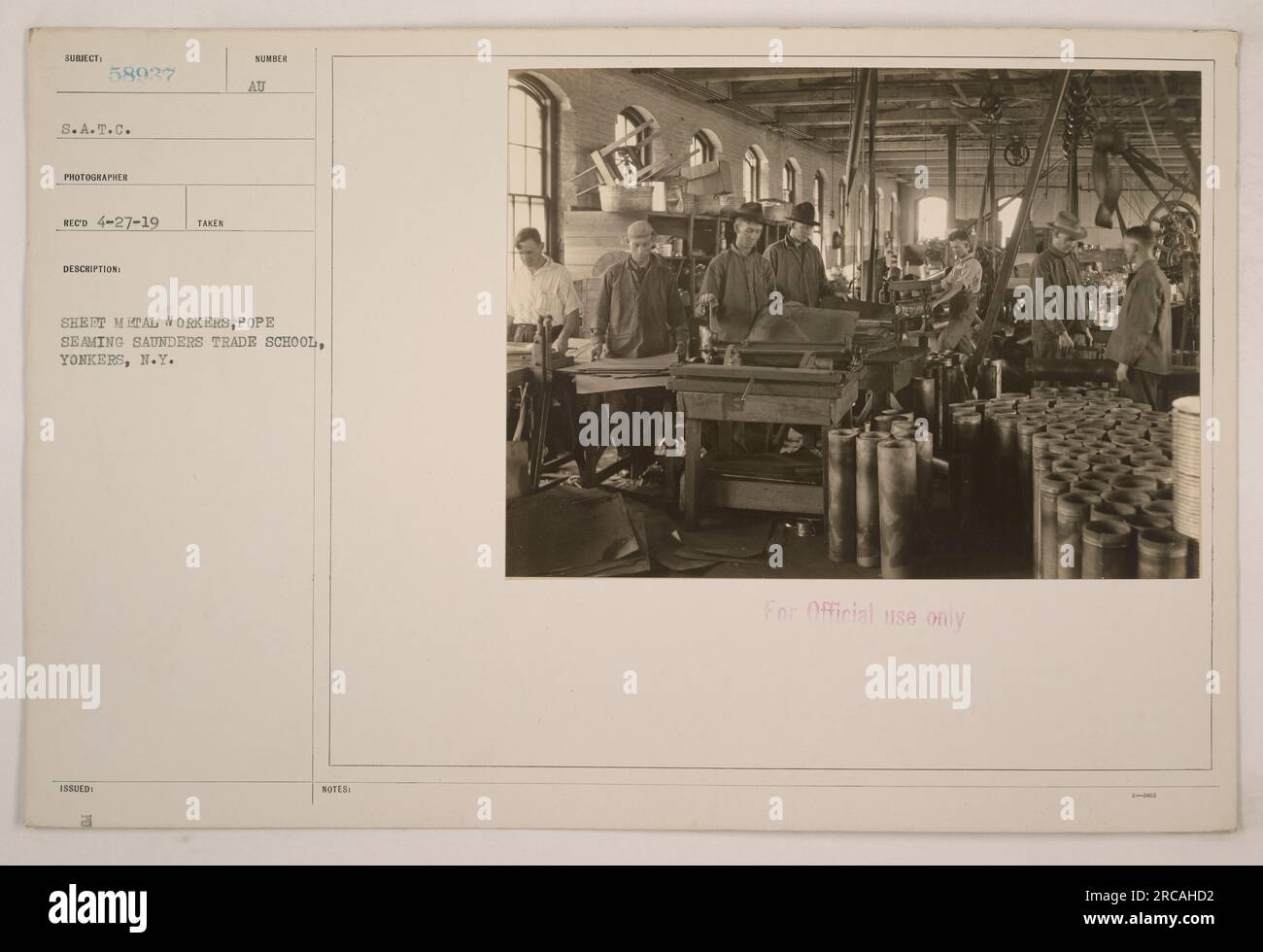 In questa immagine, i lavoratori della lamiera sono visti impegnati nella cucitura di tubi alla Saunders Trade School di Yonkers, New York, durante la prima guerra mondiale. Questa foto è stata scattata il 27 aprile 1919 ed è etichettata "58937 S.A.T.C.". La descrizione specifica che è esclusivamente per uso ufficiale. Foto Stock