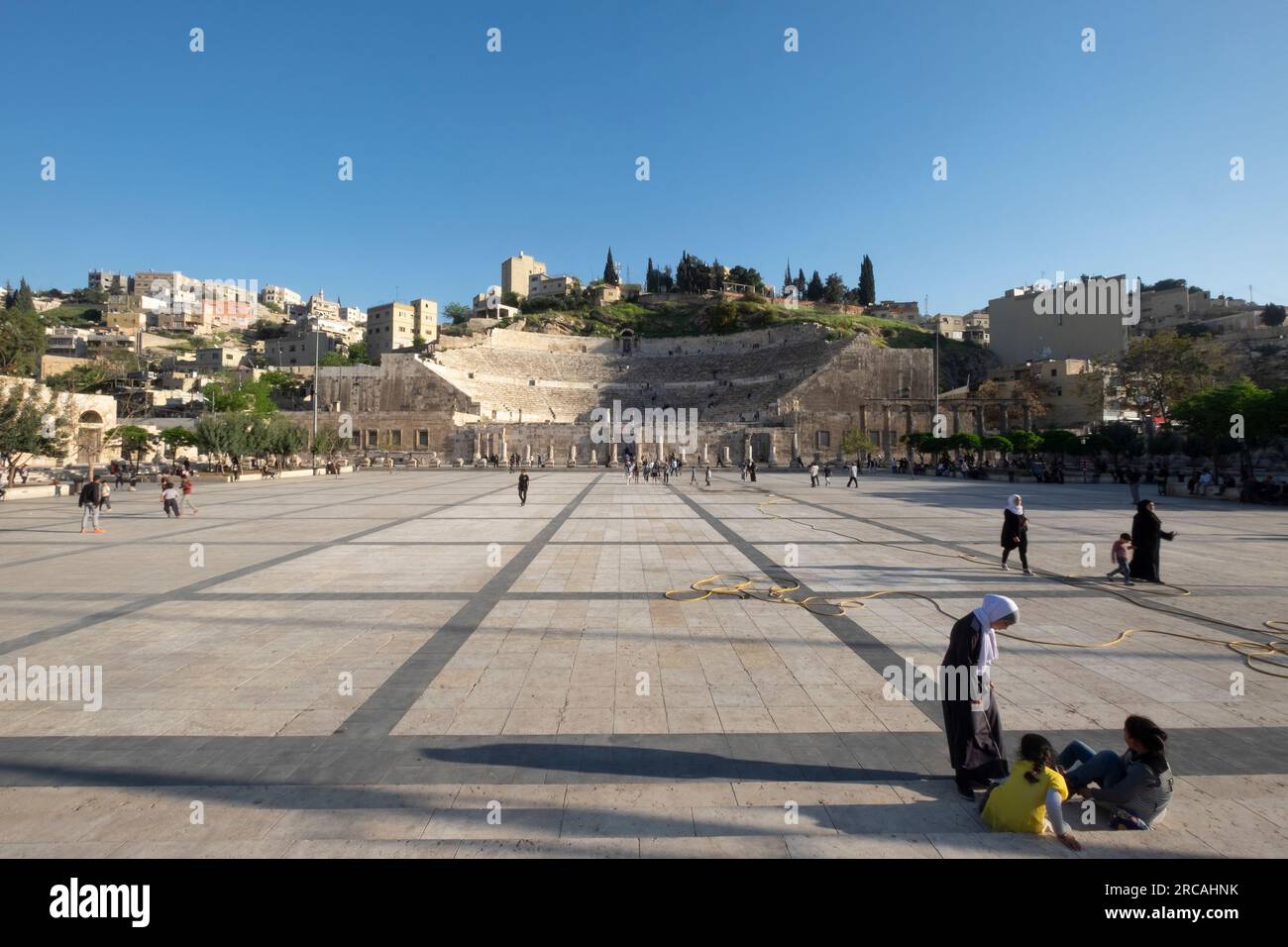 Turisti di fronte allo storico anfiteatro romano di Amman in Giordania. Una delle attrazioni turistiche più importanti. Foto Stock