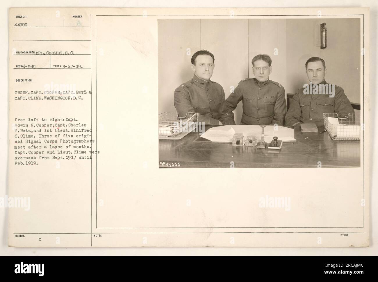 Didascalie: 1. Il capitano Edwin N. Cooper, il capitano Charles P. Betz e i Lieut. Winifred S. Clime, tre originali Signal Corps Photographers, riuniti a Washington, D.C. dopo aver prestato servizio all'estero durante la prima guerra mondiale. 2) 'membri del Signal Corps che documentarono la prima guerra mondiale: Il capitano Cooper, il capitano Betz e il primo Lieut. Clime, catturato durante un raduno nel marzo 1919." 3) 'SignorCorps Photographers, Capt. Edwin N. Cooper, Capt. Charles P. Betz e 1st Lieut. Winifred S. Clime, insieme a Washington, D.C. nel 1919. Foto Stock