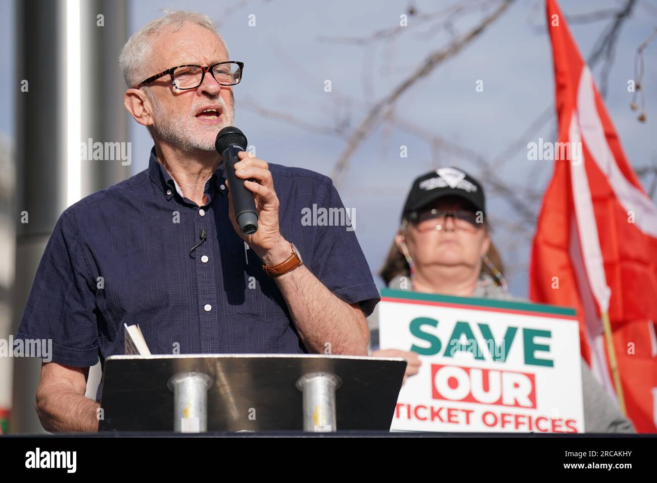 L'ex leader laburista Jeremy Corbyn che ha parlato a un raduno fuori dalla stazione di King's Cross, a Londra, per le chiusure pianificate delle biglietterie dopo che l'ente industriale The Rail Delivery Group (RDG) ha presentato la scorsa settimana proposte per una chiusura di massa delle biglietterie della stazione ferroviaria in Inghilterra. Data foto: Giovedì 13 luglio 2023. Foto Stock