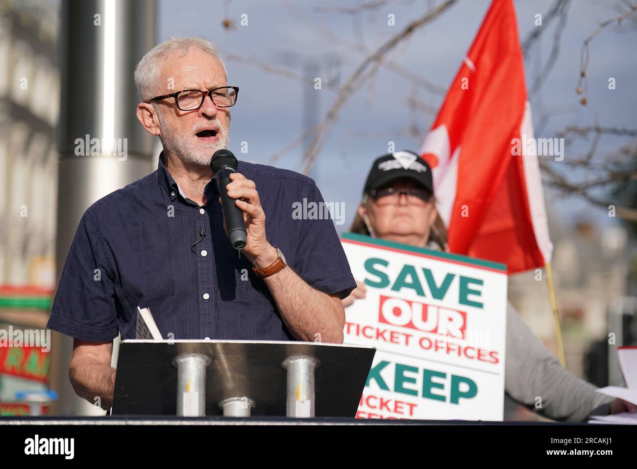 L'ex leader laburista Jeremy Corbyn che ha parlato a un raduno fuori dalla stazione di King's Cross, a Londra, per le chiusure pianificate delle biglietterie dopo che l'ente industriale The Rail Delivery Group (RDG) ha presentato la scorsa settimana proposte per una chiusura di massa delle biglietterie della stazione ferroviaria in Inghilterra. Data foto: Giovedì 13 luglio 2023. Foto Stock