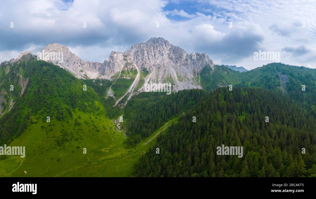 Vista di Pizzo Camino dalla Malga Epolo in primavera. Schilpario, Val di Scalve, distretto di Bergamo, Lombardia, Italia. Foto Stock