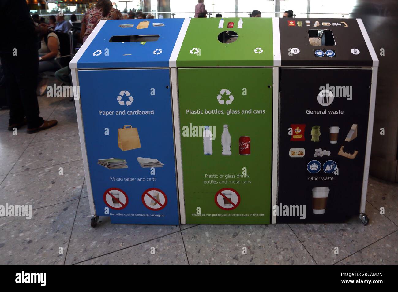 Inghilterra Heathrow Airport Terminal 2 Recycling e General Waste Bins Foto Stock