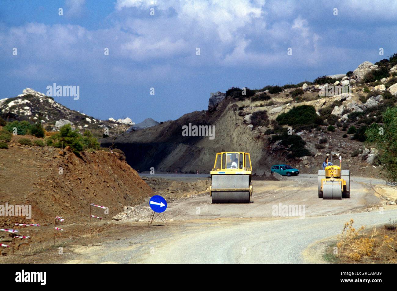 Costruzione di strade rulli imballaggio di sporcizia su strada Rodi Grecia Foto Stock