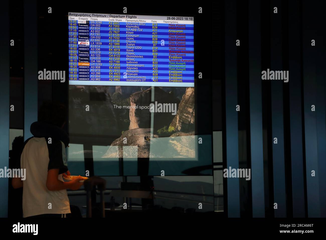 Atene Grecia Aeroporto Internazionale di Atene (AIA) Eleftherios Venizelos Executive Lounge Electronic Departure Board Foto Stock