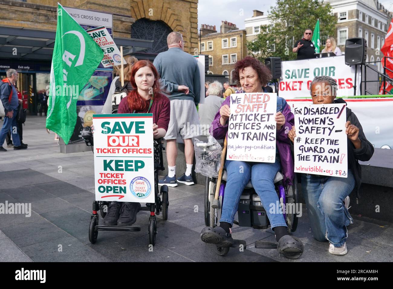 Le persone che partecipano a un raduno fuori dalla stazione di King's Cross, a Londra, per le chiusure pianificate delle biglietterie dopo che l'ente industriale Rail Delivery Group (RDG) ha presentato la scorsa settimana delle proposte per una chiusura di massa delle biglietterie della stazione ferroviaria in Inghilterra. Data foto: Giovedì 13 luglio 2023. Foto Stock