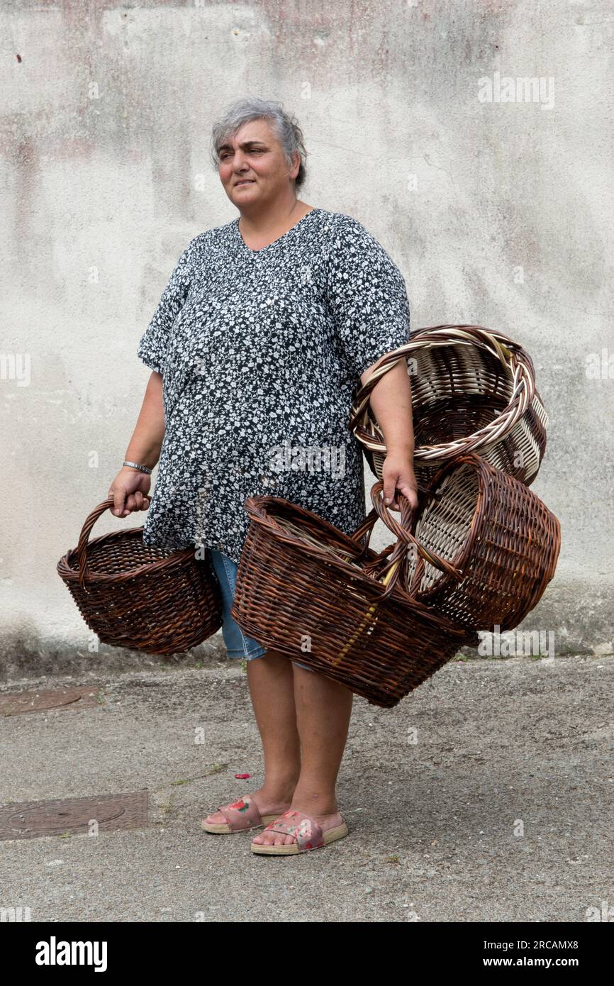 Roma Gypsy donna Francia. Donne francesi rom che vendono cesti di vimini fatti a mano per strada a Saint Michel en Greve, Cotes-d'Armor, Bretagna, Francia . 10 luglio 2023. 2020 HOMER SYKES. Foto Stock