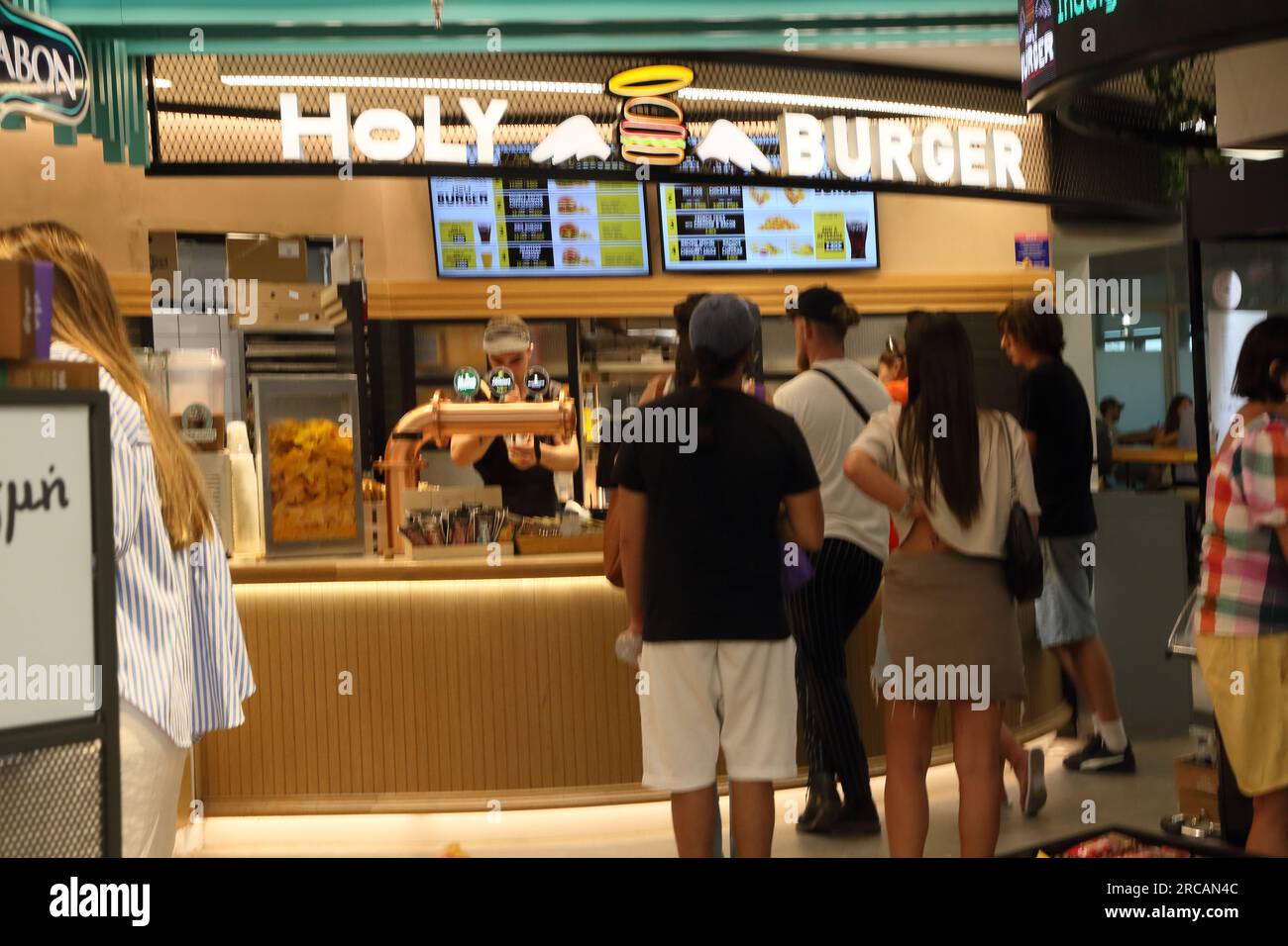 Atene Grecia Aeroporto Internazionale di Atene (AIA) Eleftherios Venizelos, fast food, Holy Burger Foto Stock