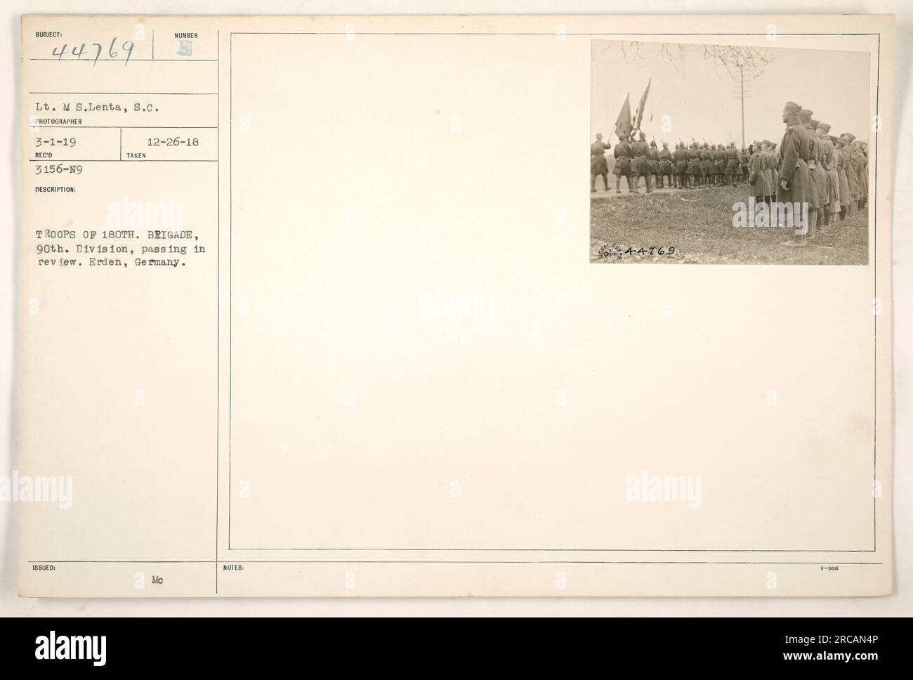 Le truppe della 180th Brigade, 90th Division, passano in rassegna a Erden, in Germania. La foto è stata scattata dal tenente M S.Lenta, S.C. il 3 gennaio 1919 e ricevuta il 1 marzo 1919. Questa immagine è contrassegnata con il numero pubblicato 12-26-18. Foto Stock
