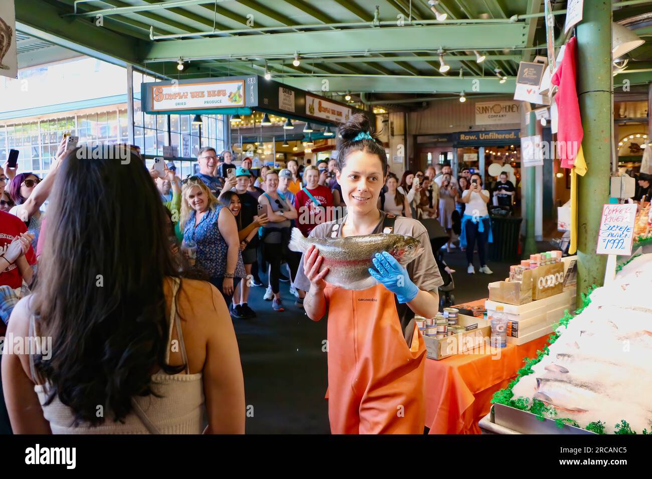 Famoso per il pesce che lancia gli acquisti dei clienti prima di confezionare il Pike Place Fish Market Seattle, Washington State USA Foto Stock