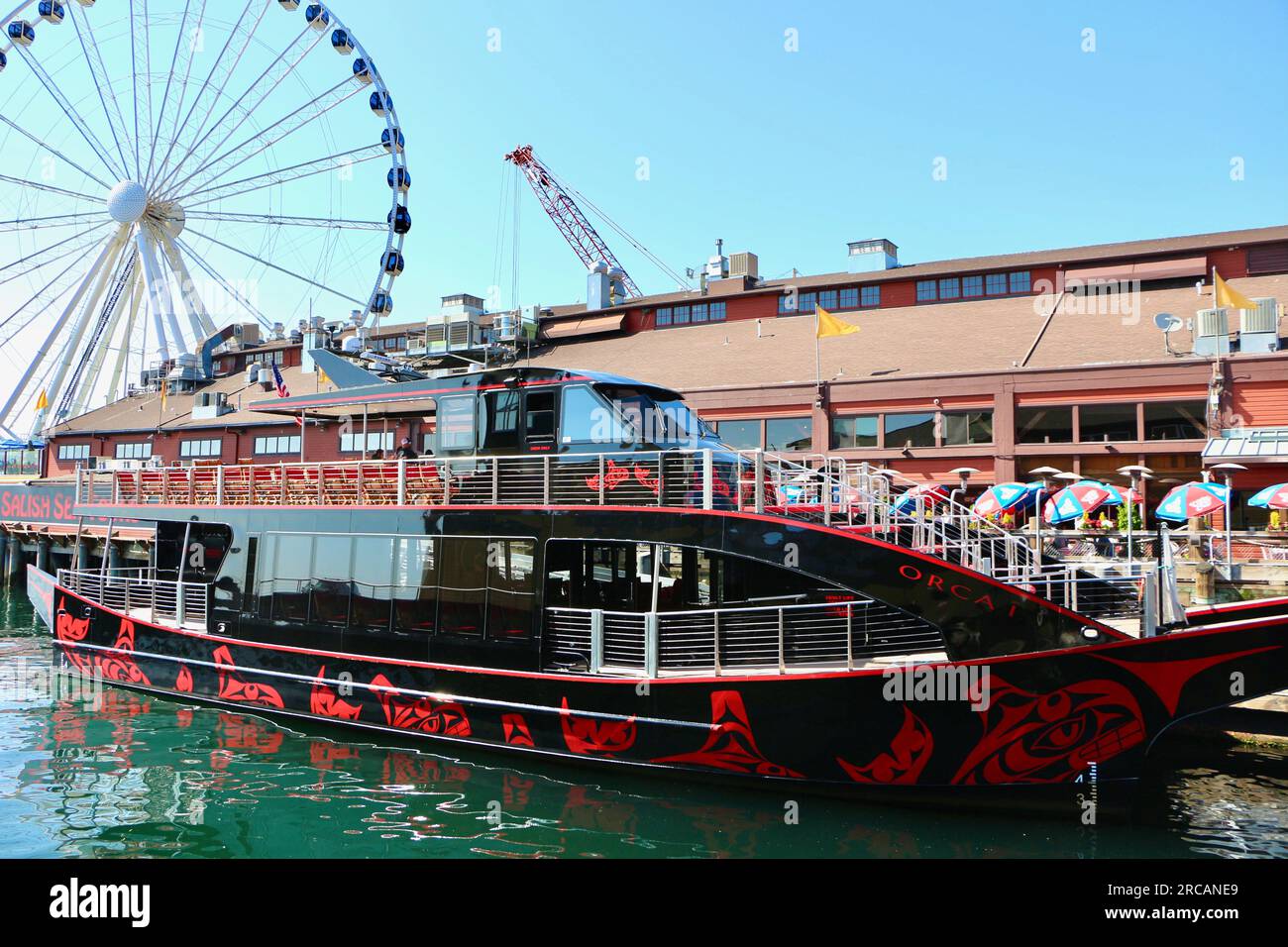 Ruota panoramica Seattle Great Wheel costruita sull'acqua con una barca Salish Sea Tours Orca One Pier 57 Elliott Bay Seattle Washington State USA Foto Stock