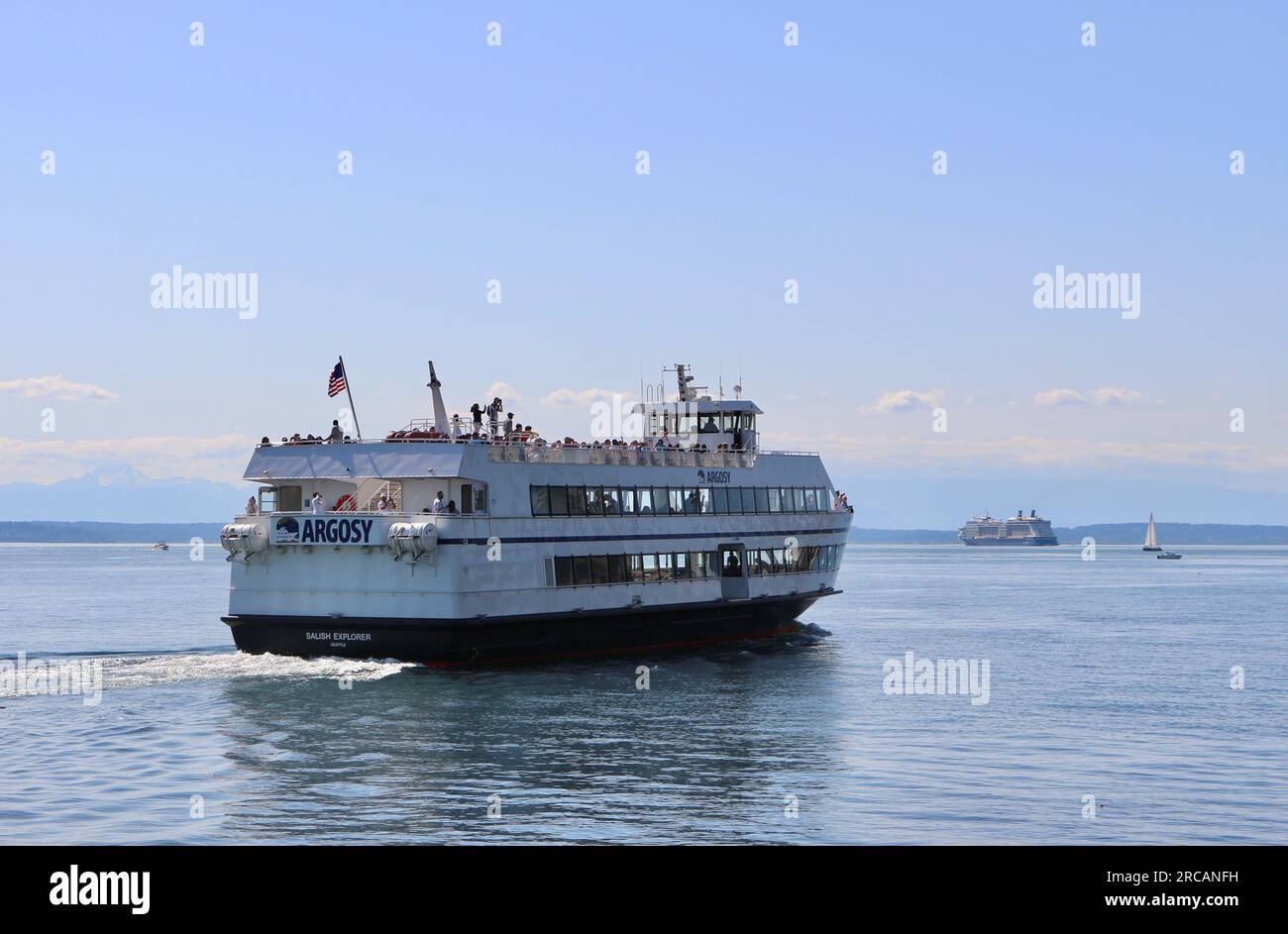 Il traghetto Salish Explorer è in viaggio con la nave da crociera Norwegian Sun che parte in lontananza a Puget Sound Seattle, Washington State USA Foto Stock