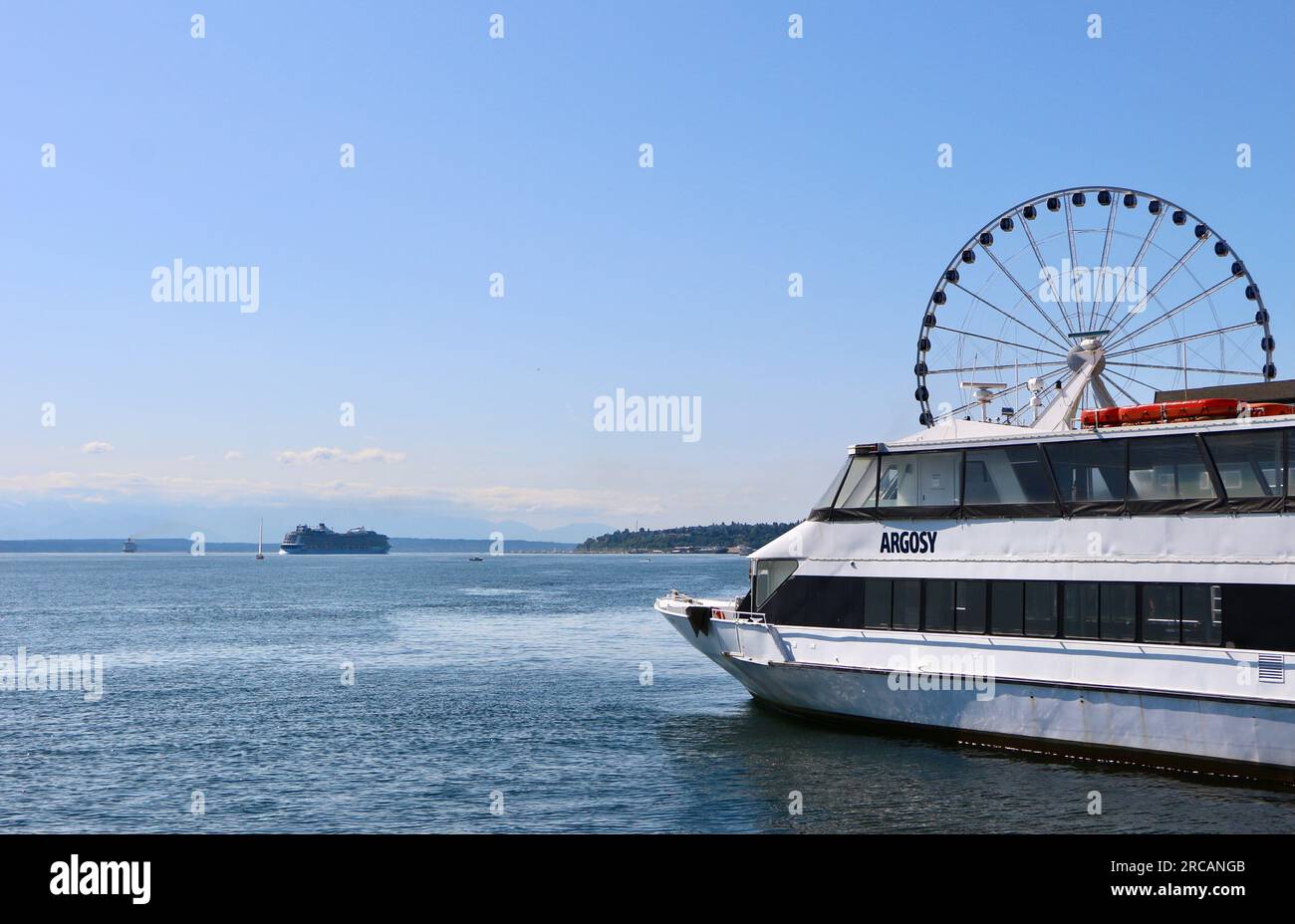 Il traghetto Argosy Cruises ormeggiato al molo 55 con la Seattle Great Wheel e la nave da crociera Norwegian Sun in mare Seattle Washington State USA Foto Stock