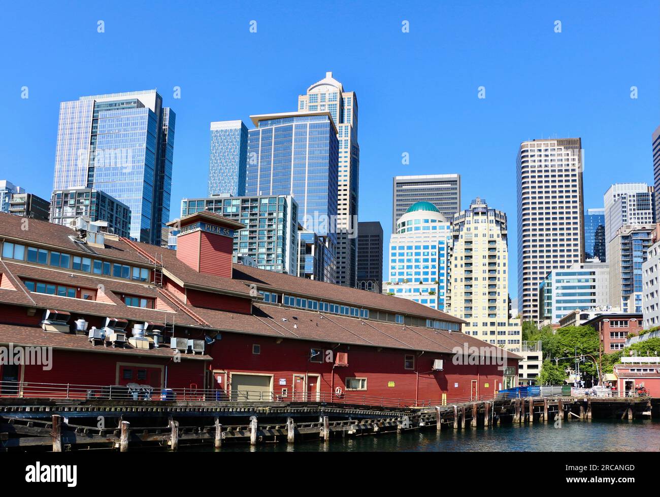 Vista panoramica dei grattacieli e del molo 55 Central Waterfront Seattle, Washington State USA Foto Stock